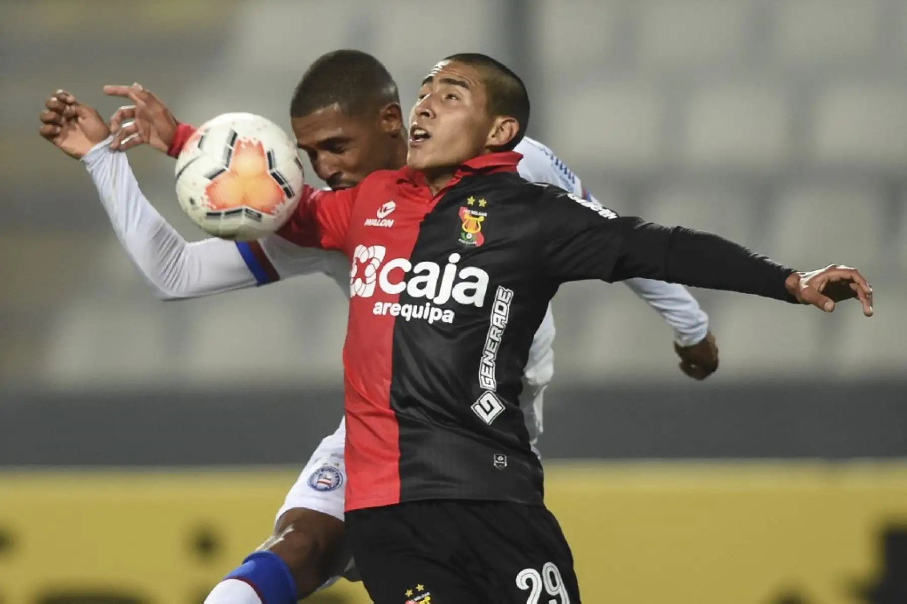 El jugador de Melgar de Perú, Pedro Ibáñez, y el jugador de Bahía de Brasil, Ramón, compiten por el balón durante su partido de fútbol de segunda ronda de la Copa Sudamericana.Foto:AFP