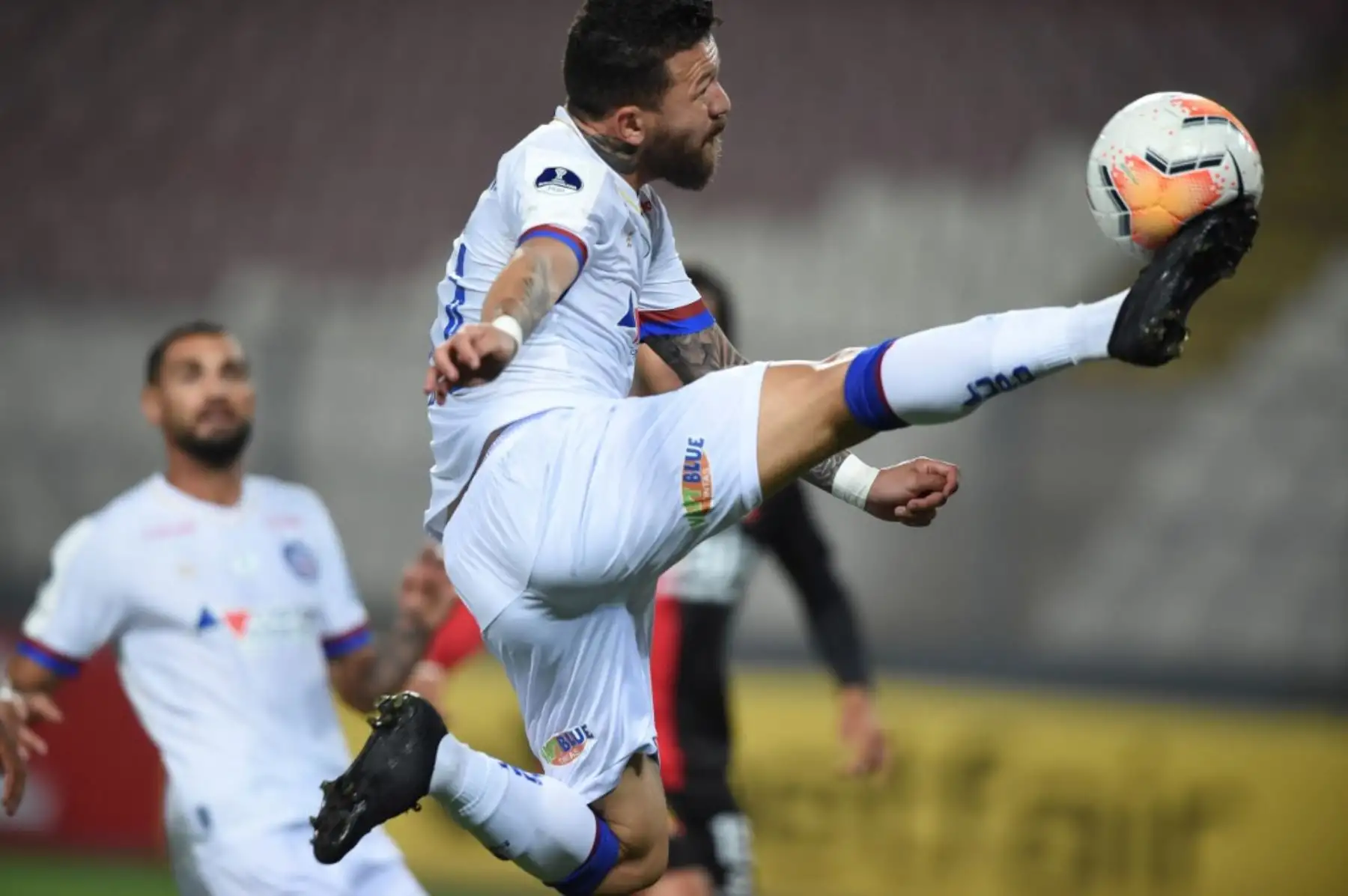 El jugador brasileño de Bahía Rossi salta para tomar el control del balón durante el partido de fútbol a puerta cerrada de la segunda ronda de la Copa Sudamericana entre el Deportivo Melgar de Perú y el Bahía de Brasil . Foto:AFP