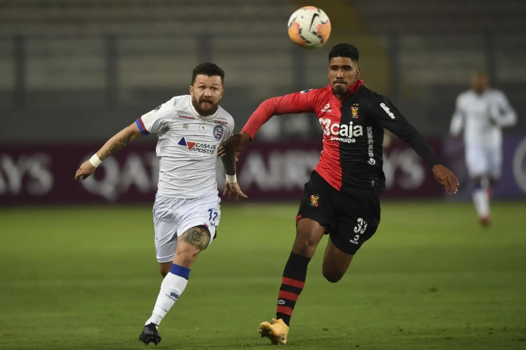 El jugador brasileño de Bahía Rossi  y el jugador de Melgar de Perú Paolo Reyna compiten por el balón durante su partido de fútbol de segunda ronda de la Copa Sudamericana . Foto:AFP