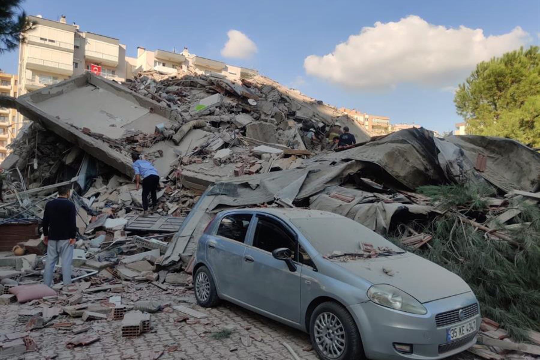 Personas cercanas a un edificio derrumbado después de un terremoto de magnitud 7,0 en el mar Egeo en Izmir, Turquía.Foto:EFE