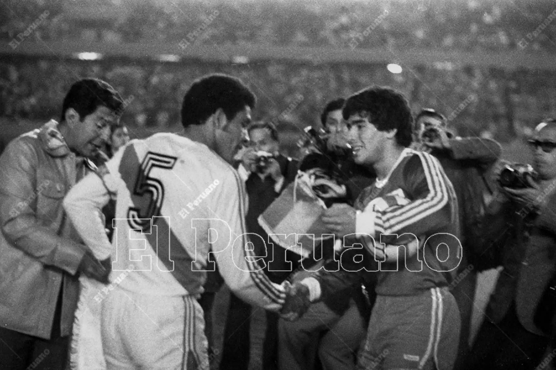 Diego Maradona y el Gran Capitán, Héctor Chumpitaz. Foto: Archivo El Peruano Diego Maradona y el Gran Capitán, Héctor Chumpitaz. Foto: Archivo El Peruano