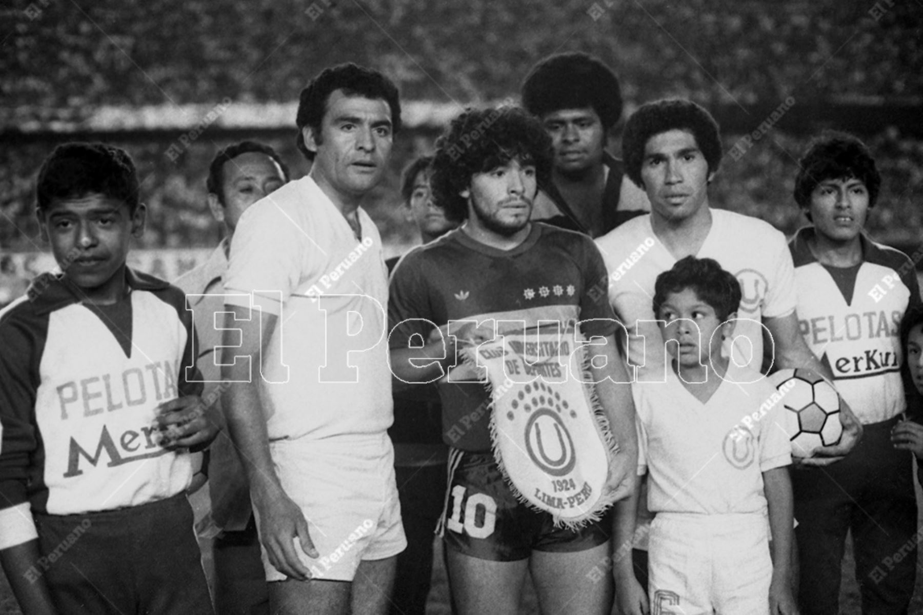 Diego Maradona junto a jugadores de Universitario de Deportes. Foto: Archivo El Peruano