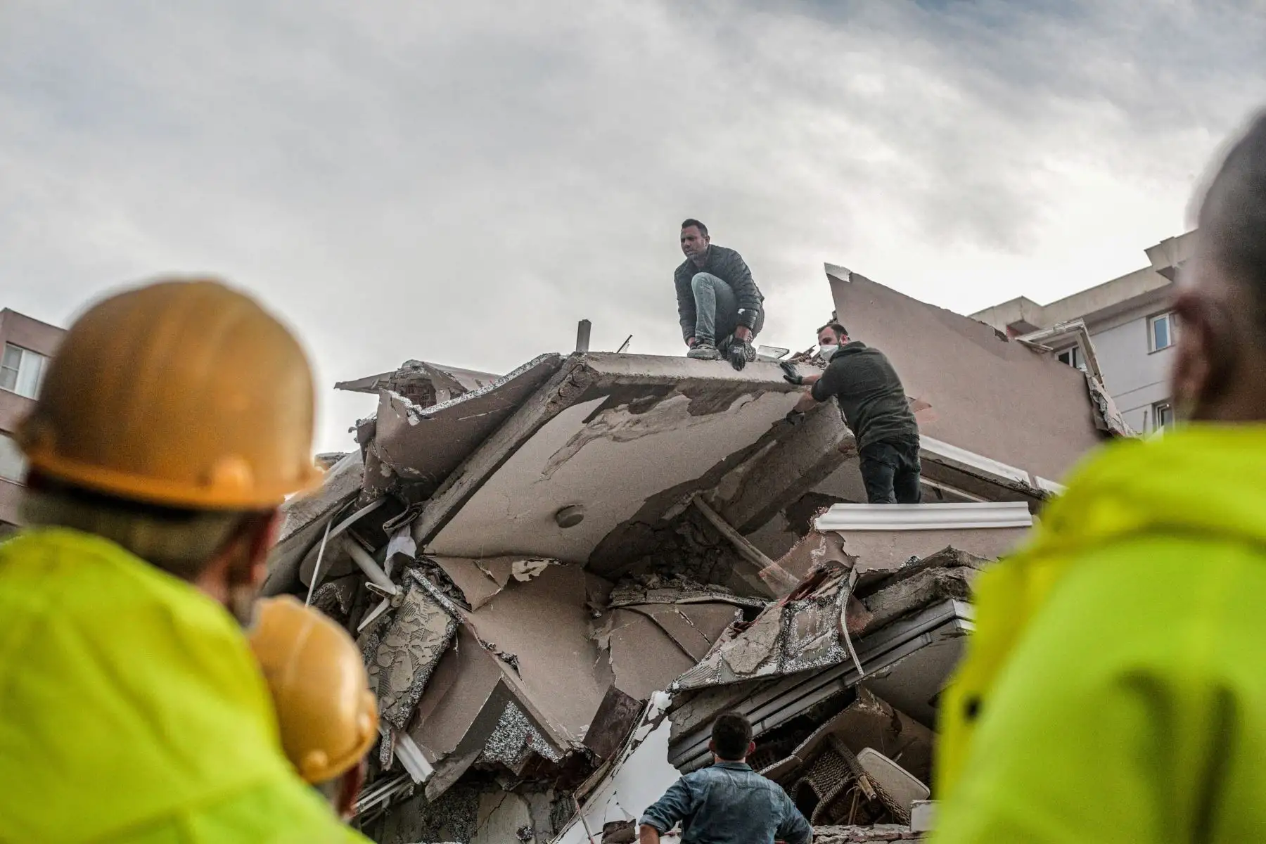 Los voluntarios limpian los escombros mientras buscan sobrevivientes en un edificio derrumbado después de que un fuerte terremoto sacudió la costa occidental del país y partes de Grecia, matando a cuatro personas e hiriendo a 120, en Izmir. Foto: AFP