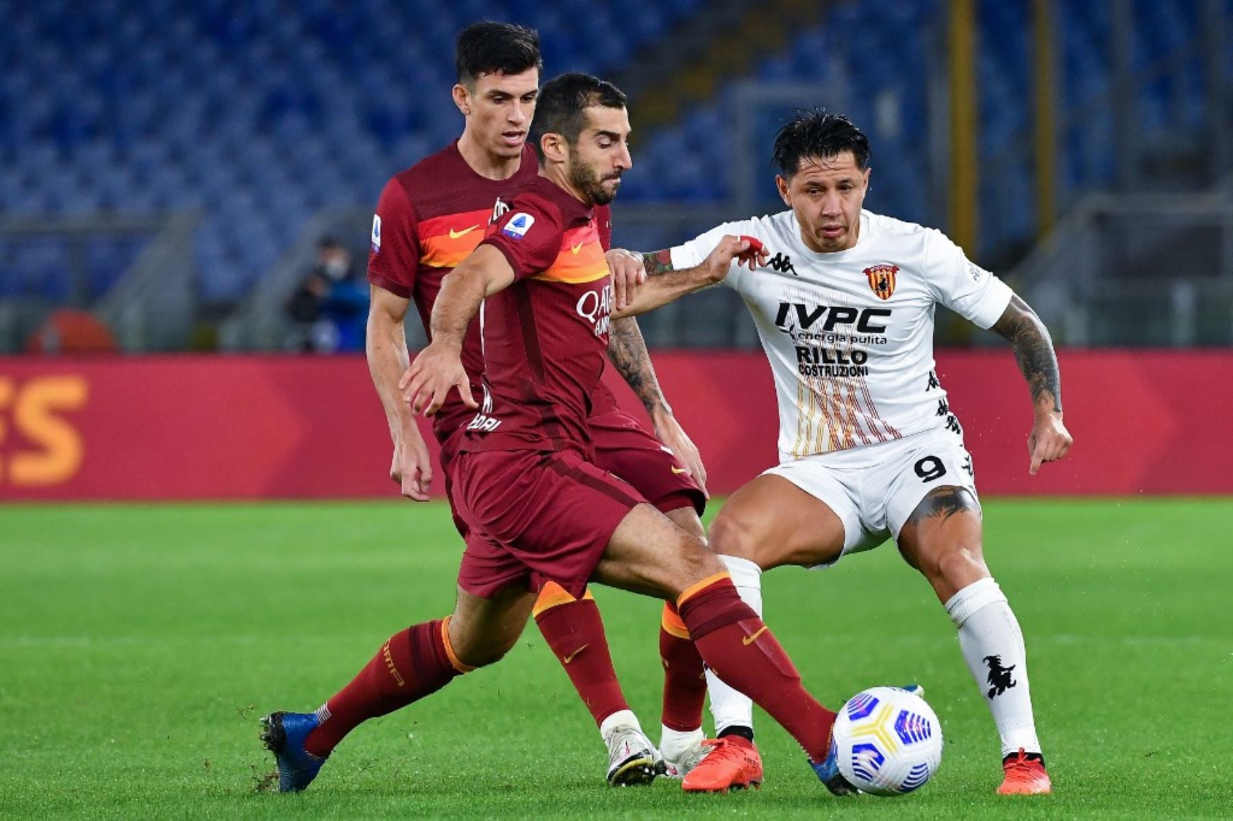 El delantero de Benevento, Gianluca Lapadula , lucha por el balón con el mediocampista armenio del AS Roma Henrikh Mkhitaryan  durante el partido de fútbol de la Serie A italiana Roma vs Benevento.Foto:AFP