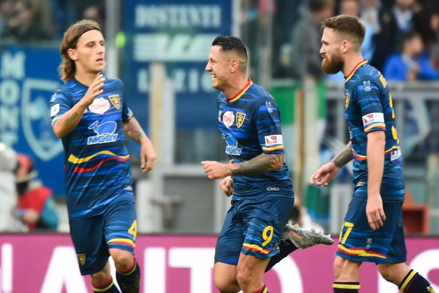 El delantero  del Lecce, Gianluca Lapadula celebra tras anotar un gol durante el partido de fútbol de la Serie A italiana . Foto: AFP