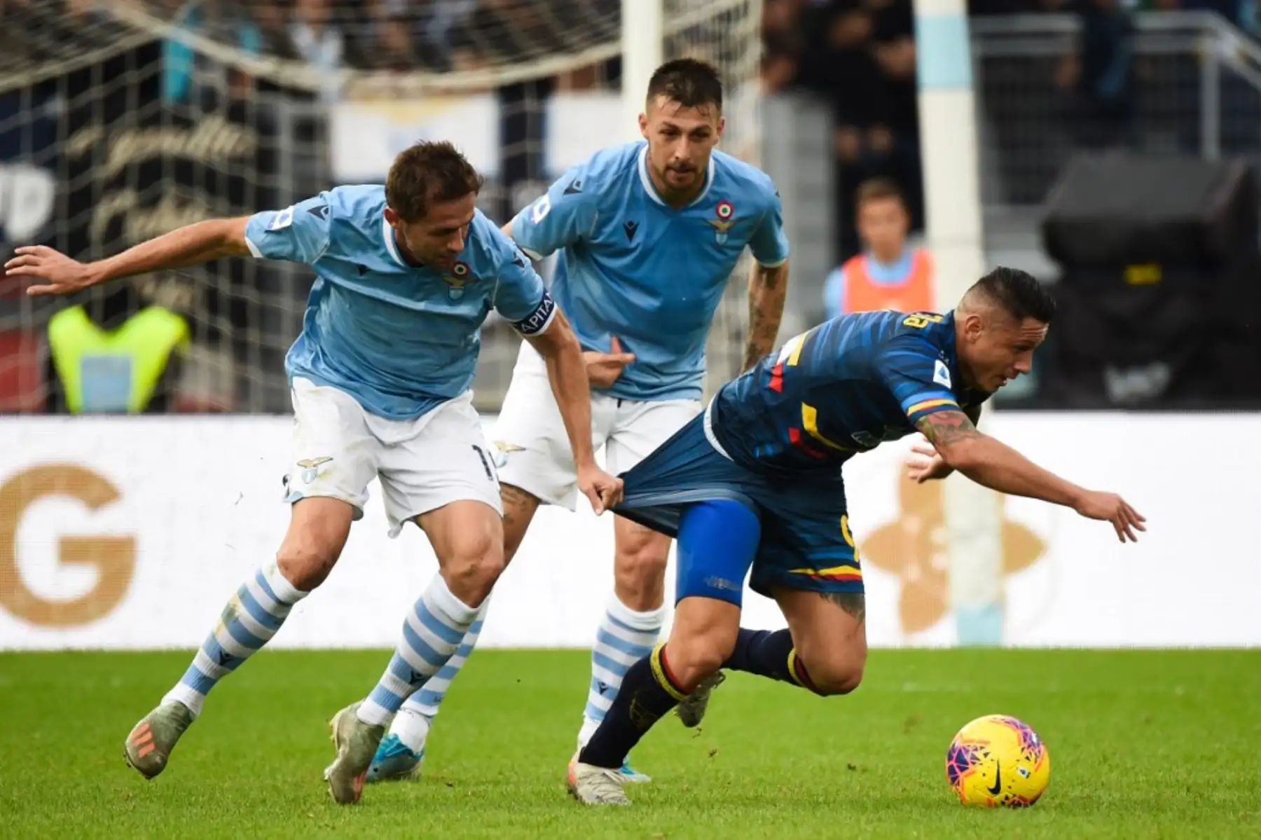 El centrocampista bosnio de Lazio Senad Lulic  detiene al delantero  de Lecce Gianluca Lapadula durante el partido de fútbol de la Serie A italiana Lazio Roma. Foto: AFP