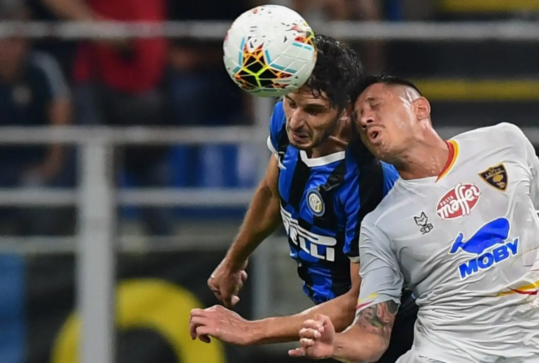 El delantero  del Lecce Gianluca Lapadula van a por un cabezazo durante el partido de fútbol de la Serie A italiana. Foto: AFP