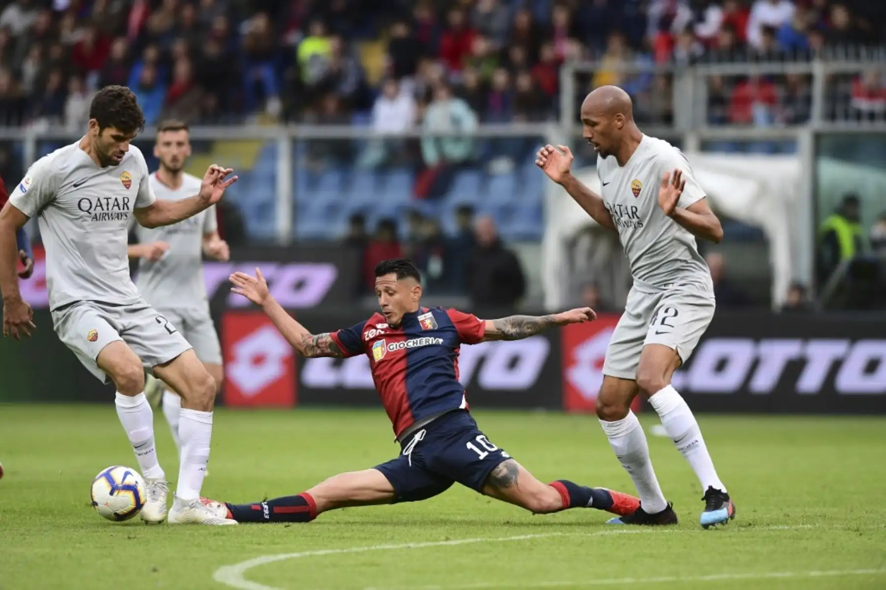 El delantero del Génova Gianluca Lapadula  compite con el defensor  del AS Roma Federico Fazio y el centrocampista  Steven Nzonzi durante el partido de fútbol de la Serie A italiana. Foto: AFP