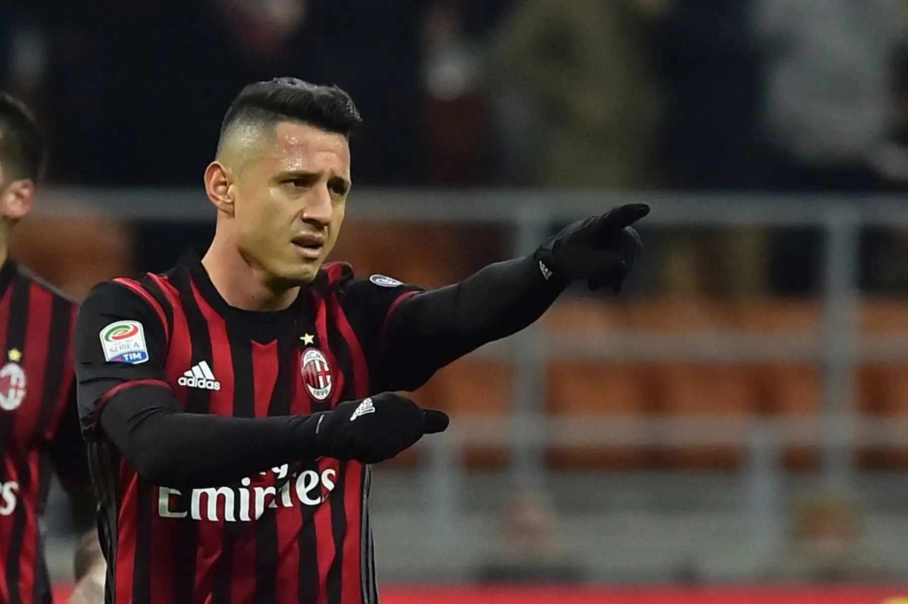 El delantero del AC Milan de Italia, Gianluca Lapadula celebra tras anotar un penal durante el partido de fútbol de la Serie A italiana. Foto: AFP