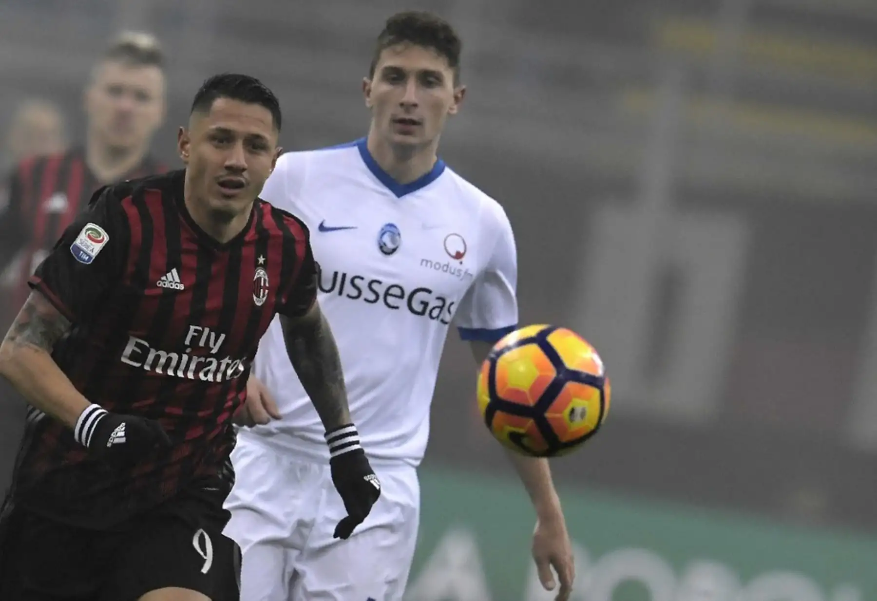 El delantero Gianluca Lapadula, del AC Milan compite con el defensor del Atalanta de Italia Mattia Caldara durante el partido de fútbol de la Serie A. Foto: AFP