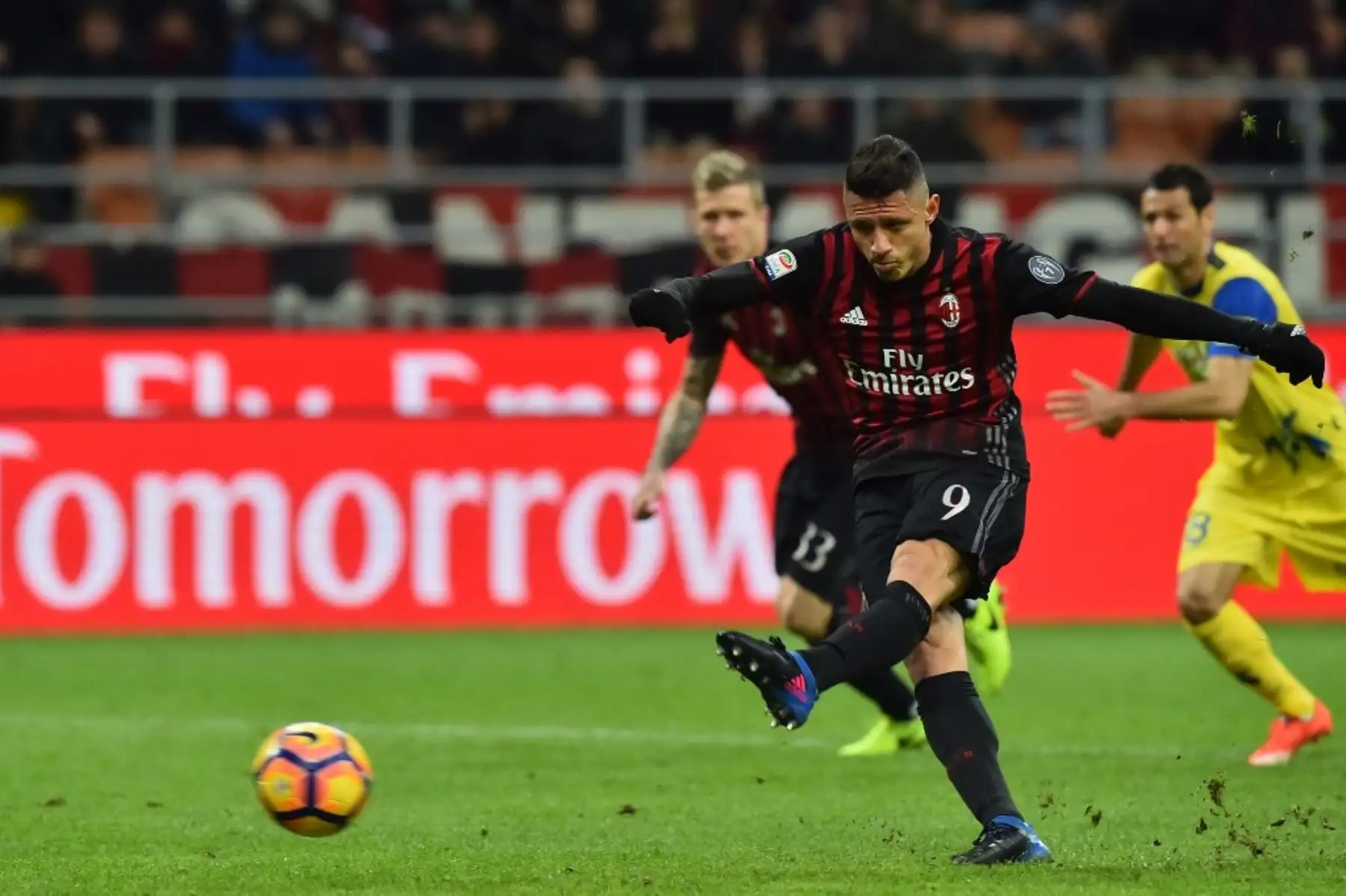 El delantero del AC Milan de Italia Gianluca Lapadula patea y anota un penal, durante el partido de fútbol de la Serie A italiana. Foto: AFP