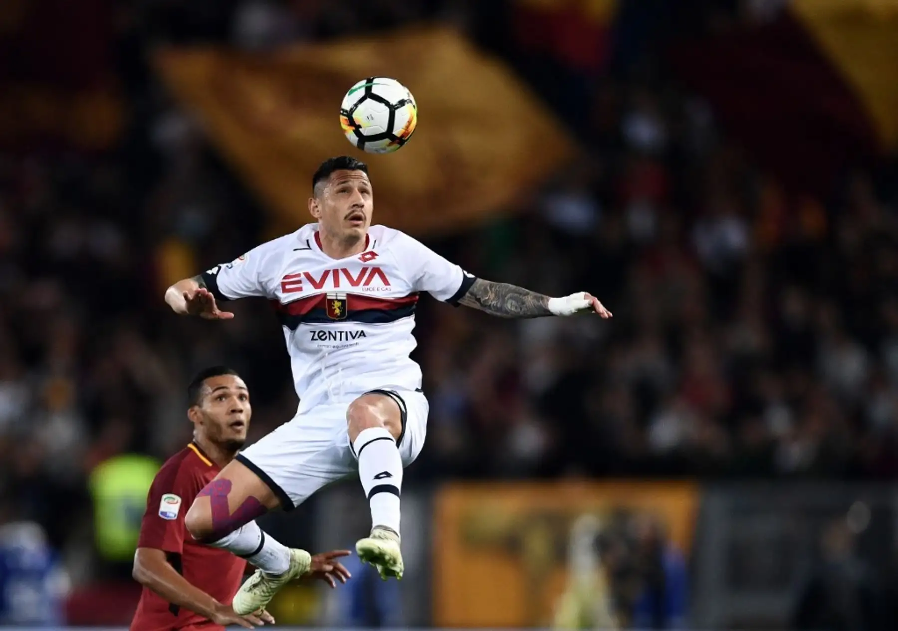 El delantero de Génova Gianluca Lapadula, disputa el balón, durante el partido de fútbol de la Serie A italiana Roma. Foto: AFP