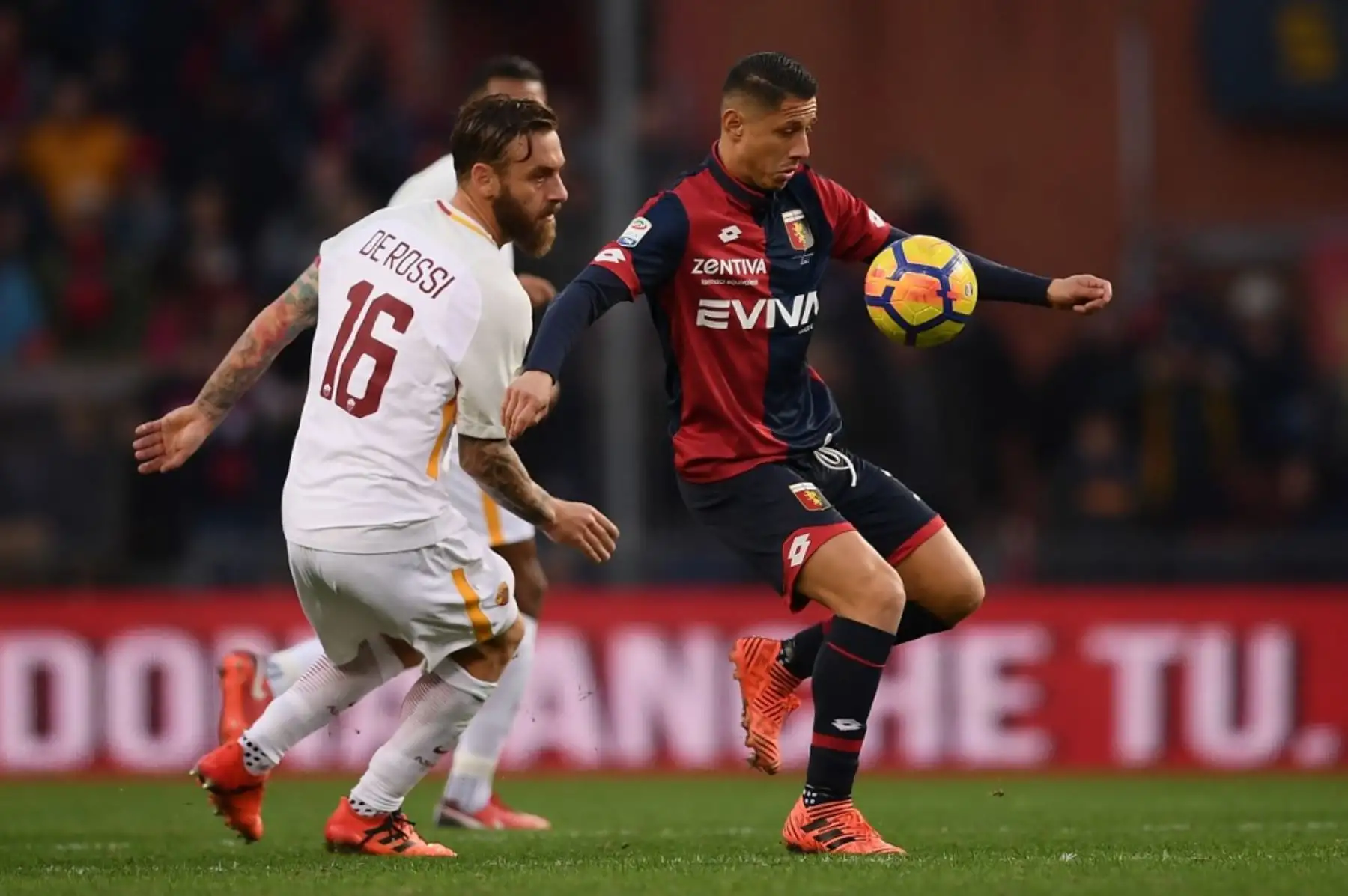 El delantero Gianluca Lapadula, de Génova compite con el centrocampista de Roma Daniele De Rossi,  durante el partido de fútbol de la Serie A italiana.Foto:AFP