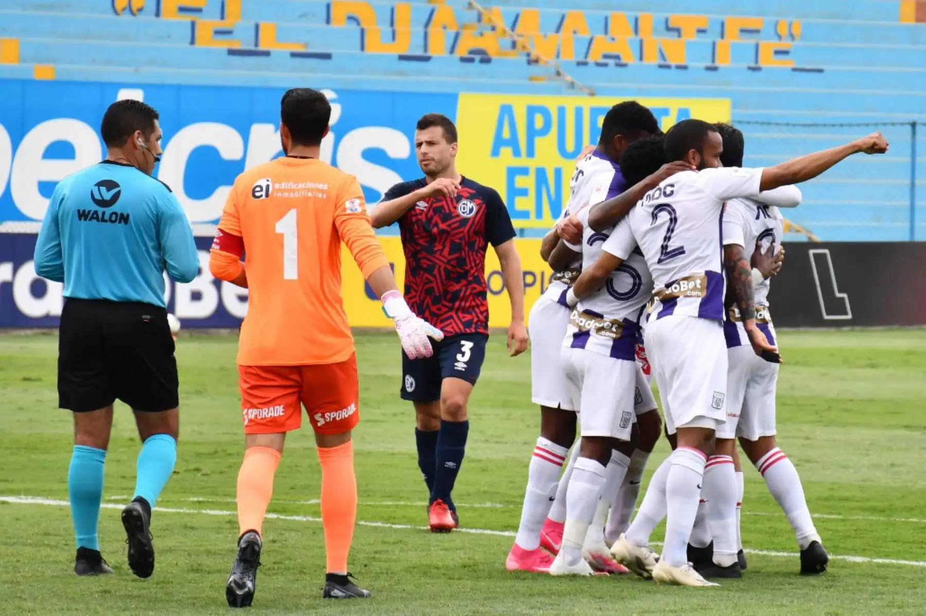 Celebración de Oslimg Mora de Alianza Lima tras anotar el primer gol del encuentro ante Deportivo Municipal en el estadio Alberto Gallardo.

Foto:Liga1 FPF