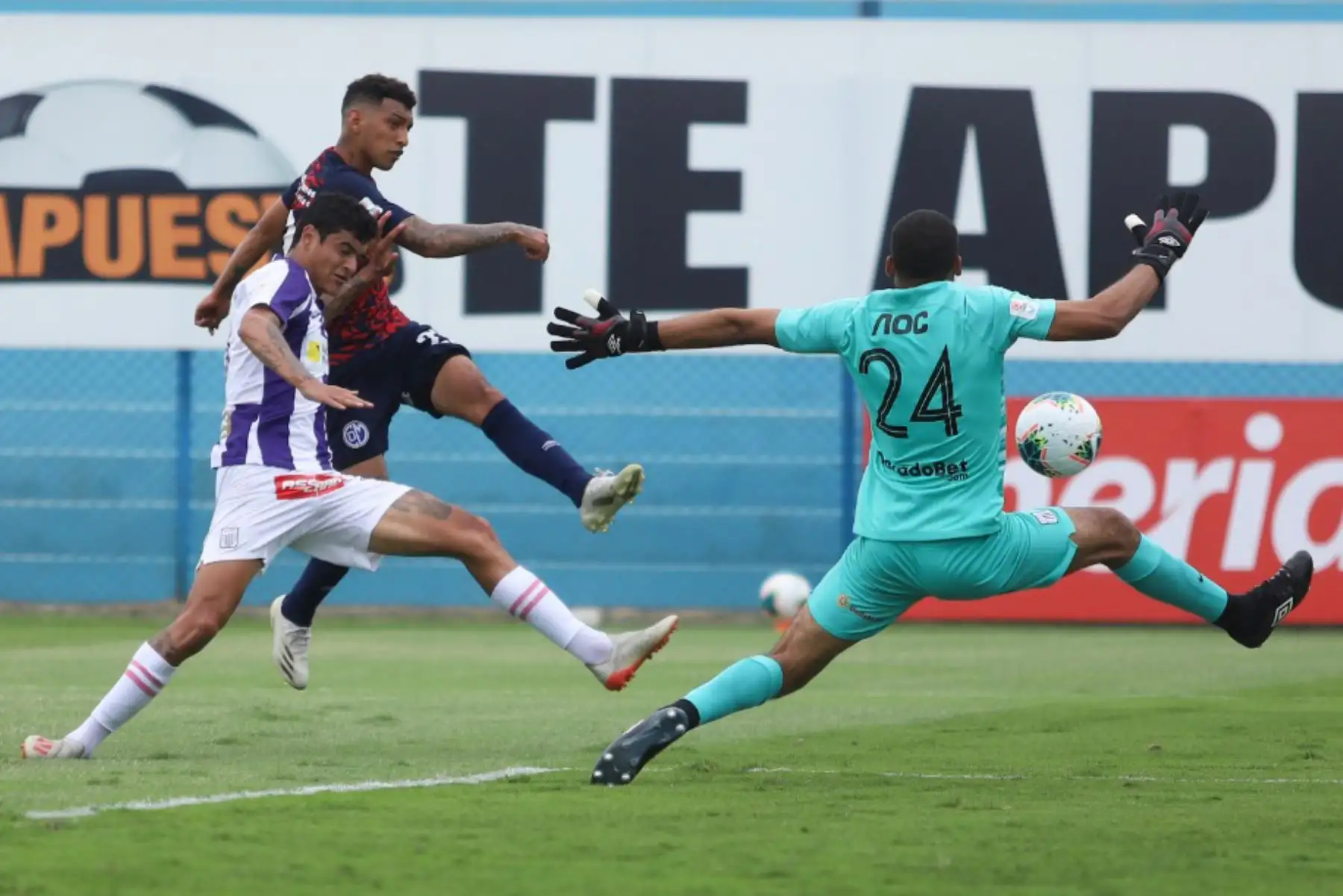 Alianza Lima derrota momentáneamente uno a cero al Deportivo Municipal en el estadio Alberto Gallardo.

Foto:Liga1 FPF
