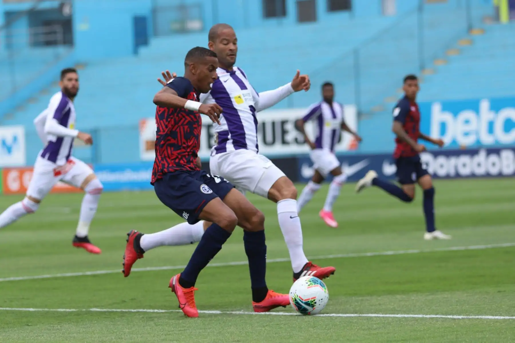 Alianza Lima derrota momentáneamente uno a cero al Deportivo Municipal en el estadio Alberto Gallardo.

Foto:Liga1 FPF