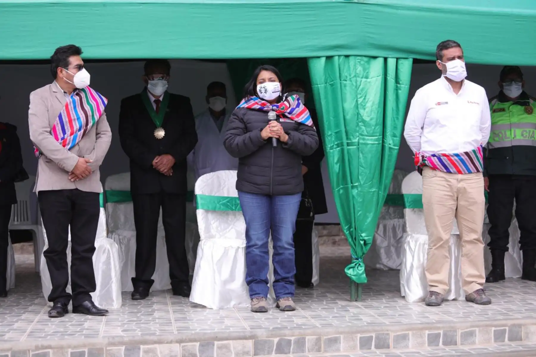 Ministerio de Justicia y Derechos Humanos Con el fin de garantizar el reinicio seguro del turismo interno y de las actividades religiosas, la titular del MINJUSDH se reunió con las autoridades de Tarma y supervisó los protocolos de bioseguridad del Santuario del Señor de Muruhuay.
Foto:ANDINA/@MinjusDH_Peru