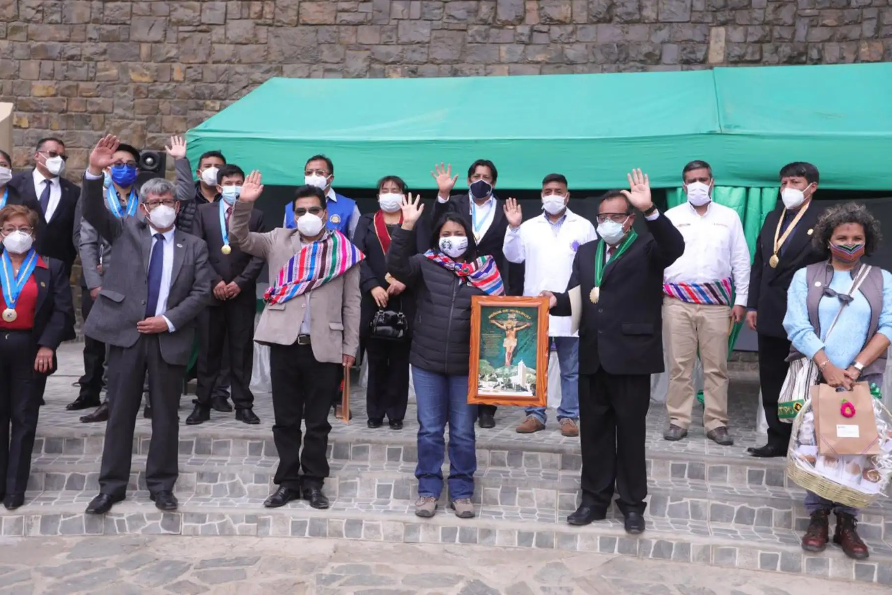 Ministerio de Justicia y Derechos Humanos Con el fin de garantizar el reinicio seguro del turismo interno y de las actividades religiosas, la titular del MINJUSDH se reunió con las autoridades de Tarma y supervisó los protocolos de bioseguridad del Santuario del Señor de Muruhuay.
Foto:ANDINA/@MinjusDH_Peru