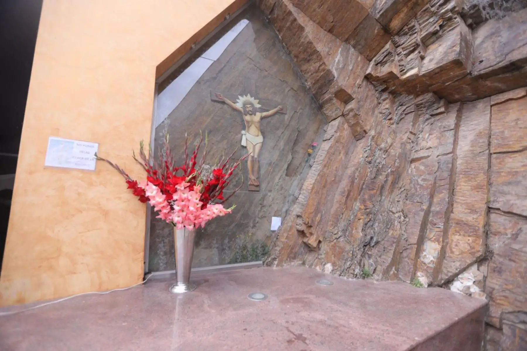 Ministerio de Justicia y Derechos Humanos Con el fin de garantizar el reinicio seguro del turismo interno y de las actividades religiosas, la titular del MINJUSDH se reunió con las autoridades de Tarma y supervisó los protocolos de bioseguridad del Santuario del Señor de Muruhuay.
Foto:ANDINA/@MinjusDH_Peru