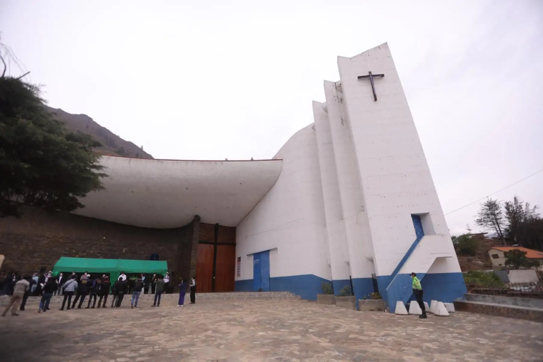 Ministerio de Justicia y Derechos Humanos Con el fin de garantizar el reinicio seguro del turismo interno y de las actividades religiosas, la titular del MINJUSDH se reunió con las autoridades de Tarma y supervisó los protocolos de bioseguridad del Santuario del Señor de Muruhuay.
Foto:ANDINA/@MinjusDH_Peru