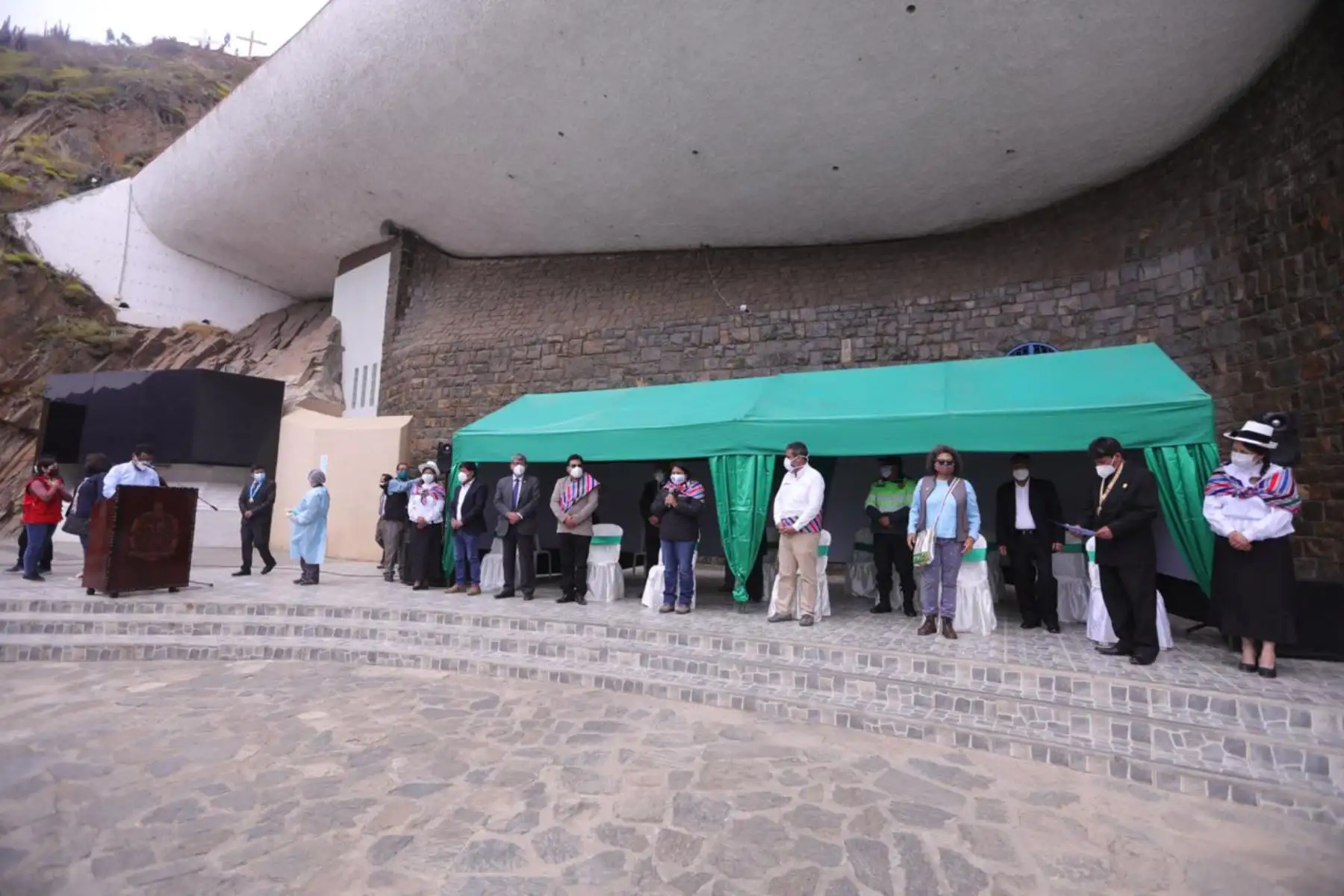 Ministerio de Justicia y Derechos Humanos Con el fin de garantizar el reinicio seguro del turismo interno y de las actividades religiosas, la titular del MINJUSDH se reunió con las autoridades de Tarma y supervisó los protocolos de bioseguridad del Santuario del Señor de Muruhuay.
Foto:ANDINA/@MinjusDH_Peru