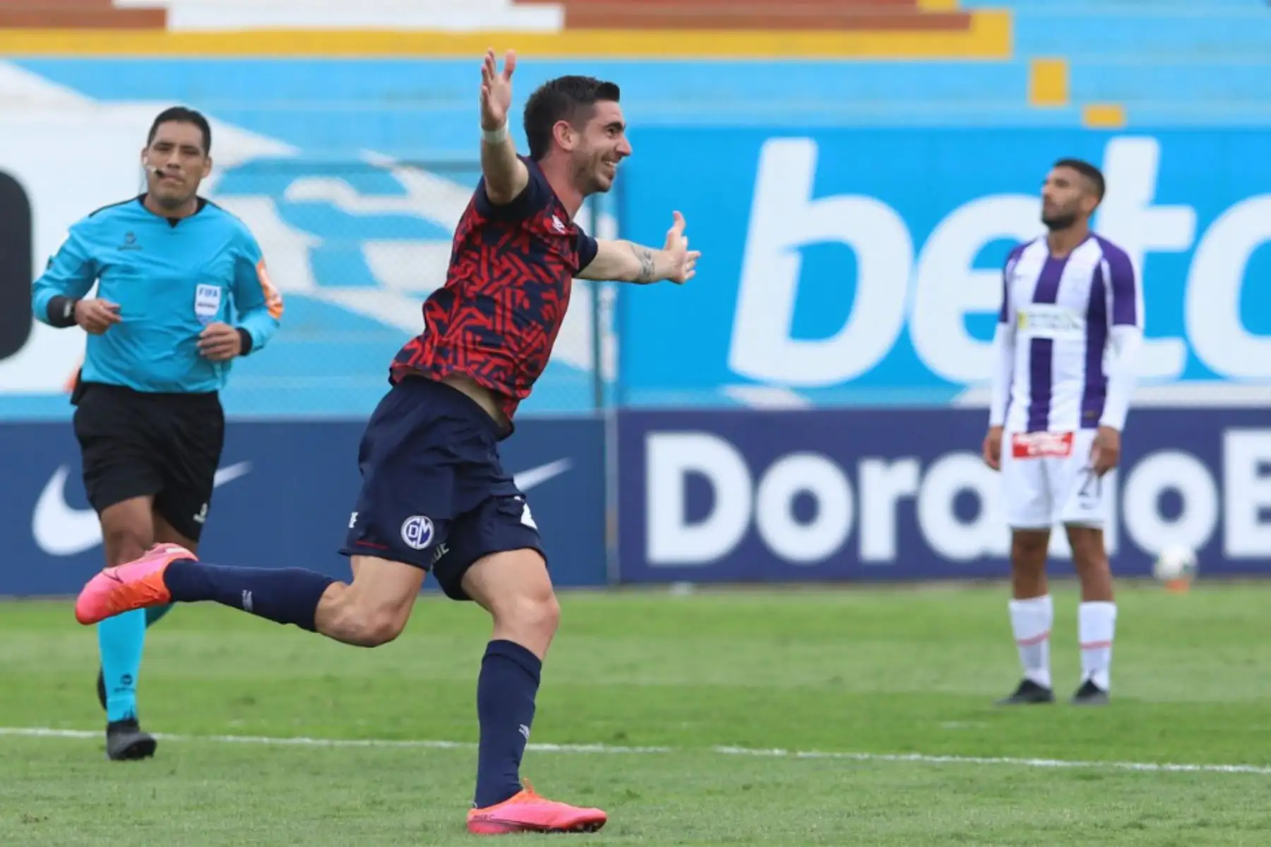 Celebración de Renzo Alfani tras marcar el empate de Deportivo Municipal ante Alianza Lima en el estadio Alberto Gallardo.

Foto: Liga 1 FPF