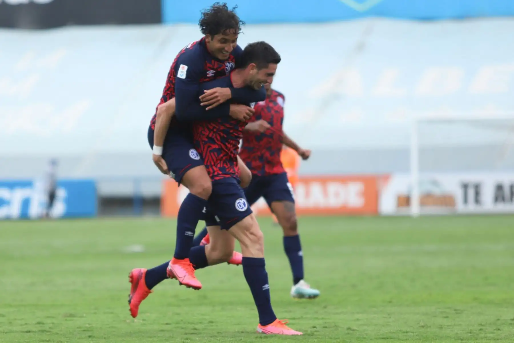 Celebración de Renzo Alfani tras marcar el empate de Deportivo Municipal ante Alianza Lima en el estadio Alberto Gallardo.

Foto: Liga 1 FPF