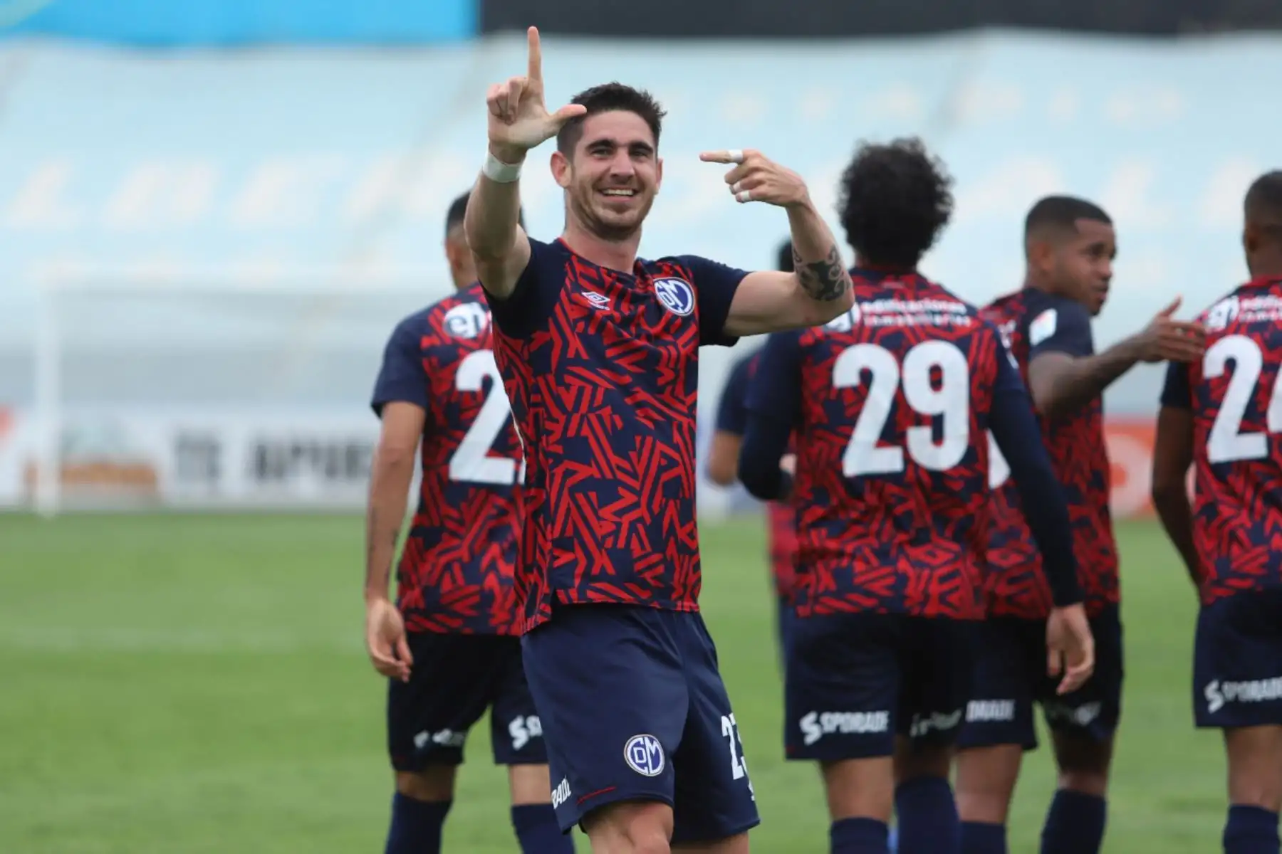 Celebración de Renzo Alfani tras marcar el empate de Deportivo Municipal ante Alianza Lima en el estadio Alberto Gallardo.

Foto: Liga 1 FPF
