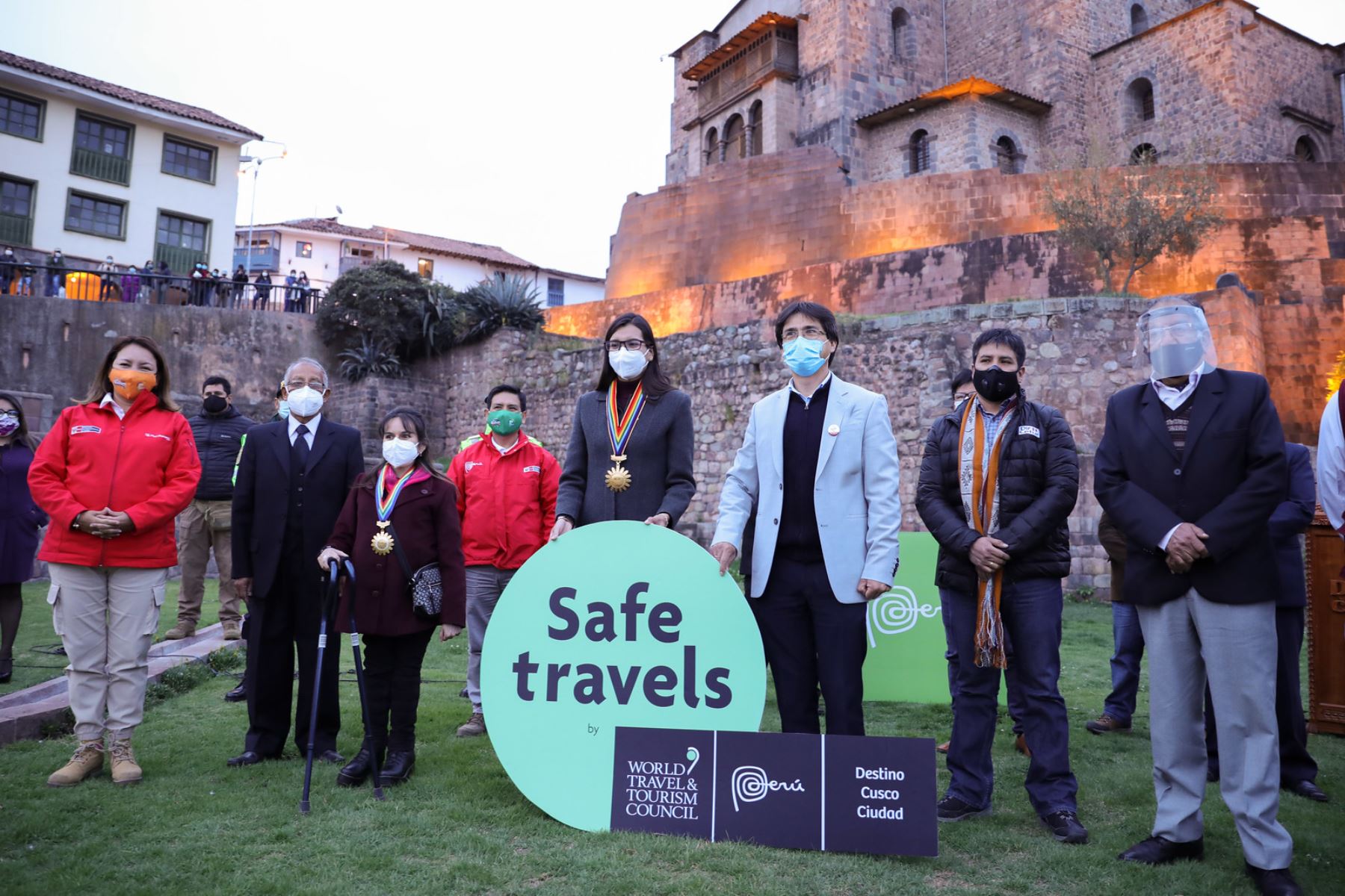 La ministra de Comercio Exterior y Turismo, Rocío Barrios, entregó el sello Safe Travels al gobernador y alcaldesa del Cusco. Foto: ANDINA/Difusión