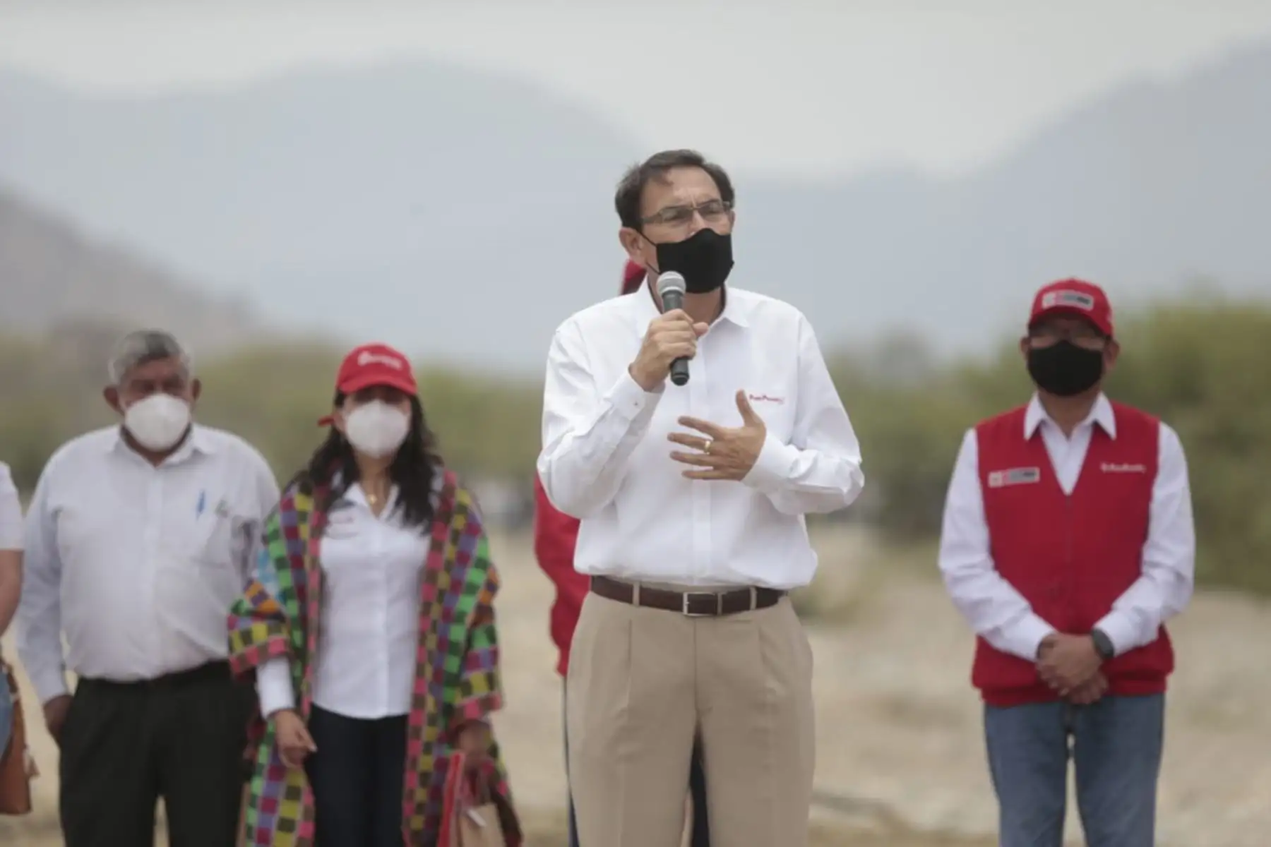 El presidente Martín Vizcarra hizo entrega de cheques a núcleos ejecutores, con el objetivo de realizar la limpieza y descolmatación de más de 3700 km de canales y drenes. Esta iniciativa generará puestos de trabajo y dinamizará la economía local. Foto: ANDINA/Prensa Presidencia