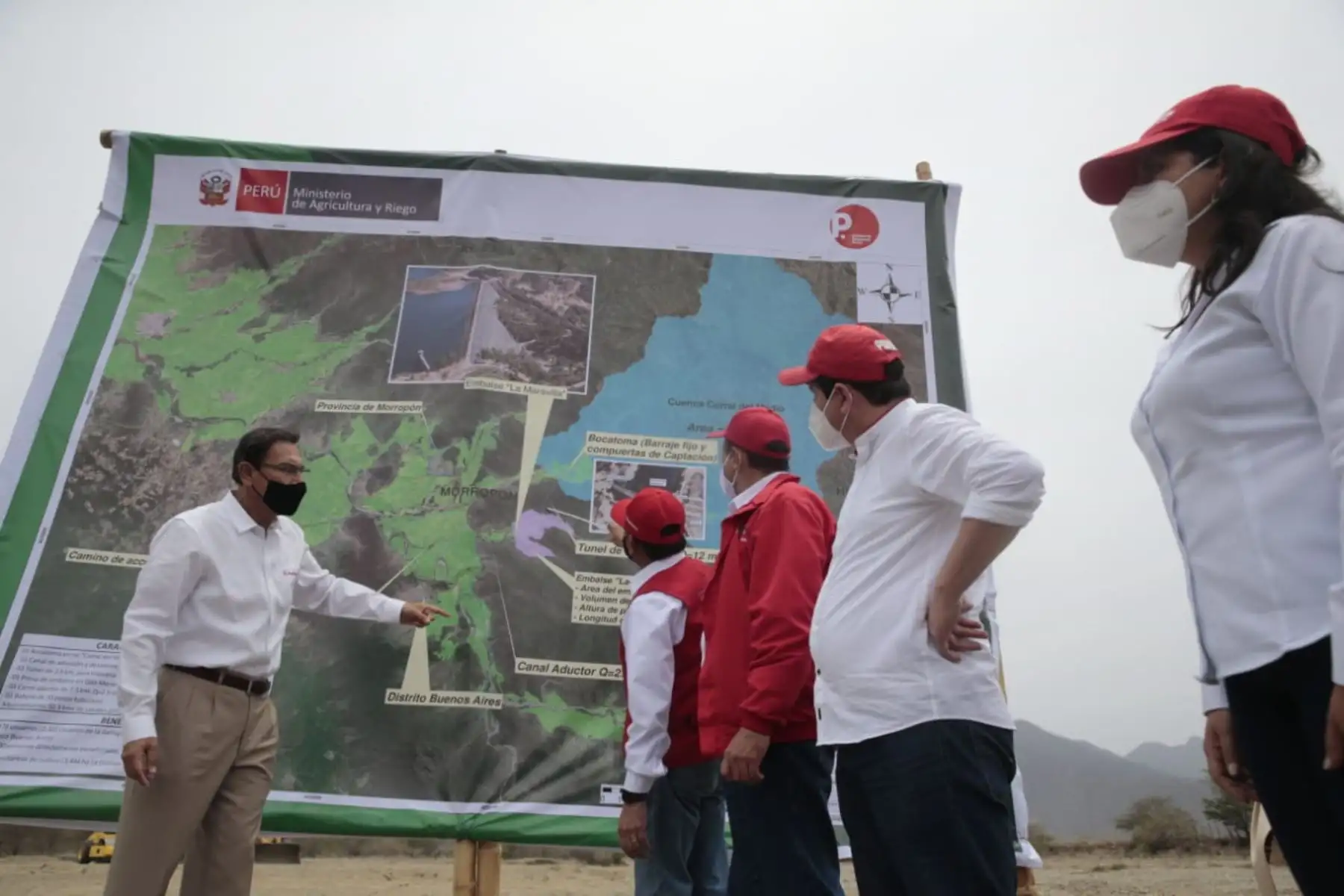 El presidente Martín Vizcarra hizo entrega de cheques a núcleos ejecutores, con el objetivo de realizar la limpieza y descolmatación de más de 3700 km de canales y drenes. Esta iniciativa generará puestos de trabajo y dinamizará la economía local. Foto: ANDINA/Prensa Presidencia