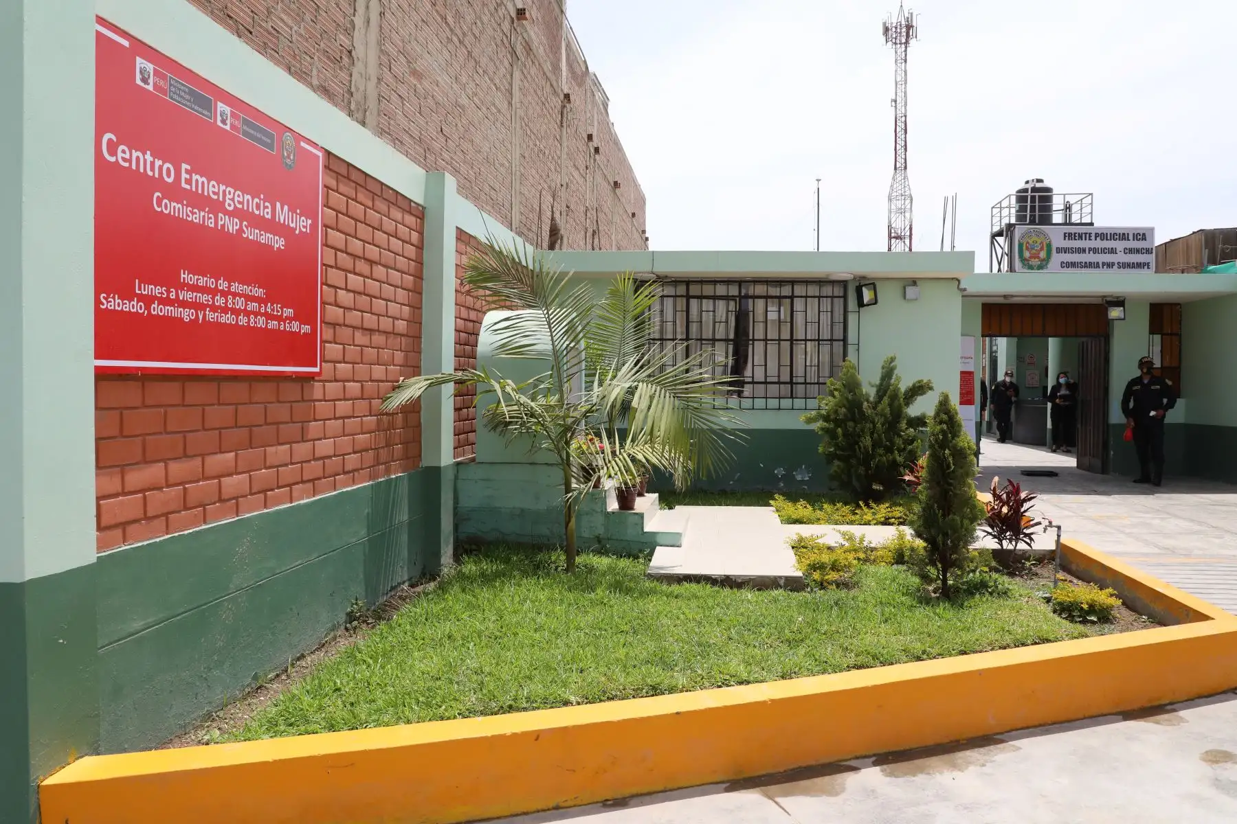 La ministra de la Mujer y Poblaciones Vulnerables, Rosario Sasieta Morales, inauguró el Centro Emergencia Mujer Comisaría PNP Sunampe, que está ubicado en Chincha. Con este local, que atenderá a mujeres y grupo familiar víctimas de violencia, se han abierto ocho nuevos CEM en comisarías en lo que va del año. Foto: Mimp