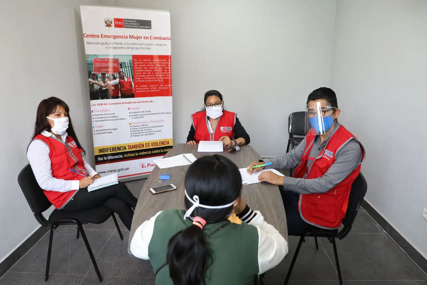 La ministra de la Mujer y Poblaciones Vulnerables, Rosario Sasieta Morales, inauguró el Centro Emergencia Mujer Comisaría PNP Sunampe, que está ubicado en Chincha. Con este local, que atenderá a mujeres y grupo familiar víctimas de violencia, se han abierto ocho nuevos CEM en comisarías en lo que va del año. Foto: Mimp