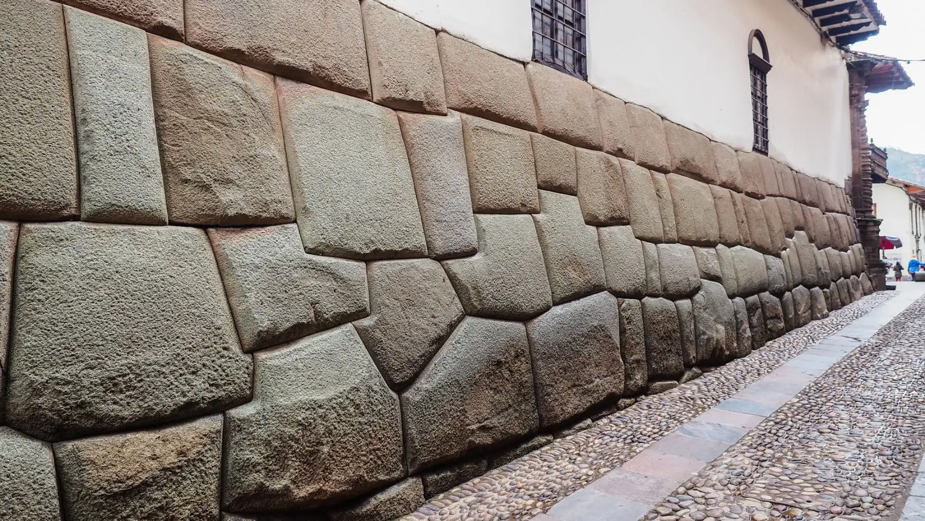 En una emotiva ceremonia, realizada esta tarde en la explanada del Qorikancha, la ministra de Comercio Exterior y Turismo, Rocío Barrios, entregó a la ciudad del Cusco el Sello Safe Travels, el primer sello de seguridad e higiene del mundo, en turismo, ante el Covid-19. Foto: Mincetur