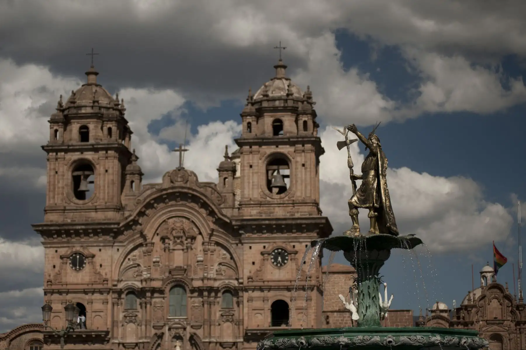 En una emotiva ceremonia, realizada esta tarde en la explanada del Qorikancha, la ministra de Comercio Exterior y Turismo, Rocío Barrios, entregó a la ciudad del Cusco el Sello Safe Travels, el primer sello de seguridad e higiene del mundo, en turismo, ante el Covid-19. Foto: Mincetur