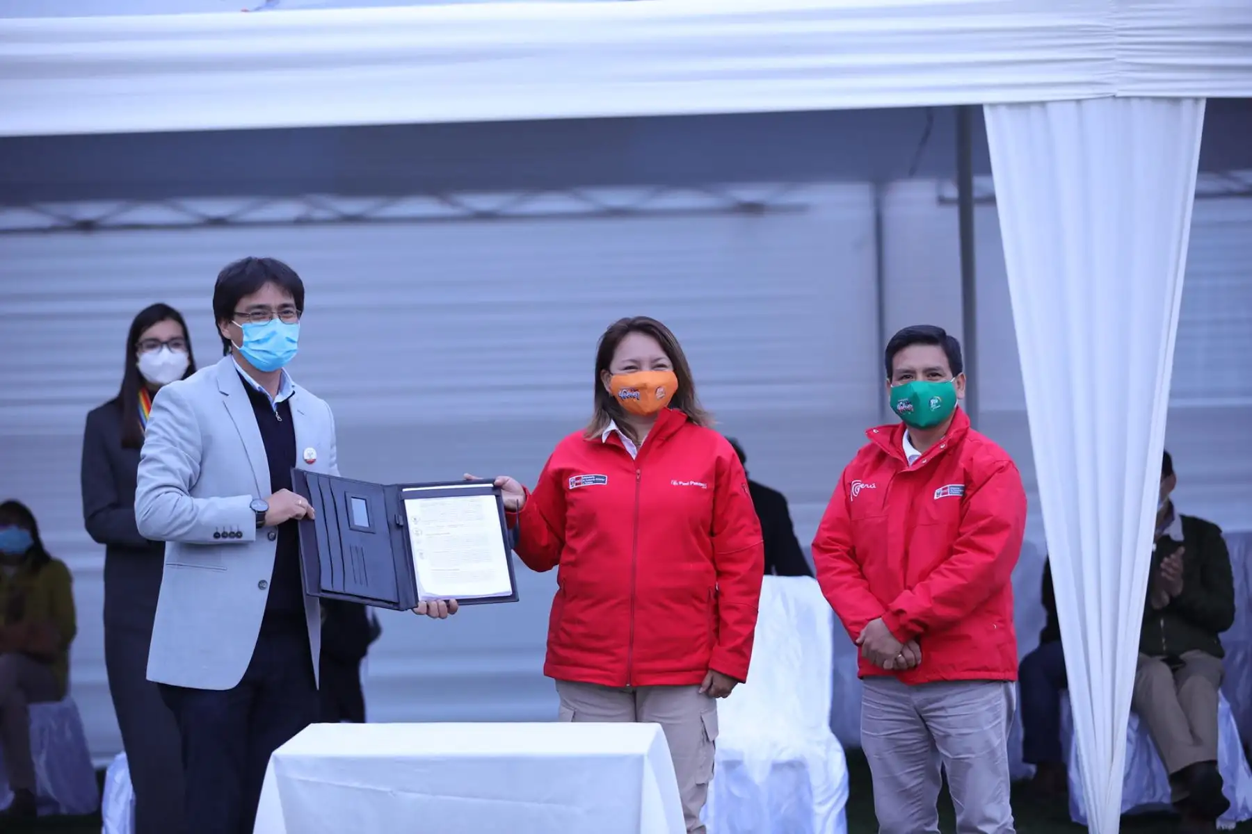 En una emotiva ceremonia, realizada esta tarde en la explanada del Qorikancha, la ministra de Comercio Exterior y Turismo, Rocío Barrios, entregó a la ciudad del Cusco el Sello Safe Travels, el primer sello de seguridad e higiene del mundo, en turismo, ante el Covid-19. Foto: Mincetur