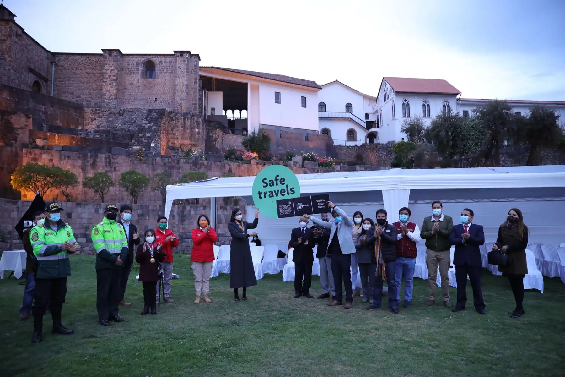 En una emotiva ceremonia, realizada esta tarde en la explanada del Qorikancha, la ministra de Comercio Exterior y Turismo, Rocío Barrios, entregó a la ciudad del Cusco el Sello Safe Travels, el primer sello de seguridad e higiene del mundo, en turismo, ante el Covid-19. Foto: Mincetur