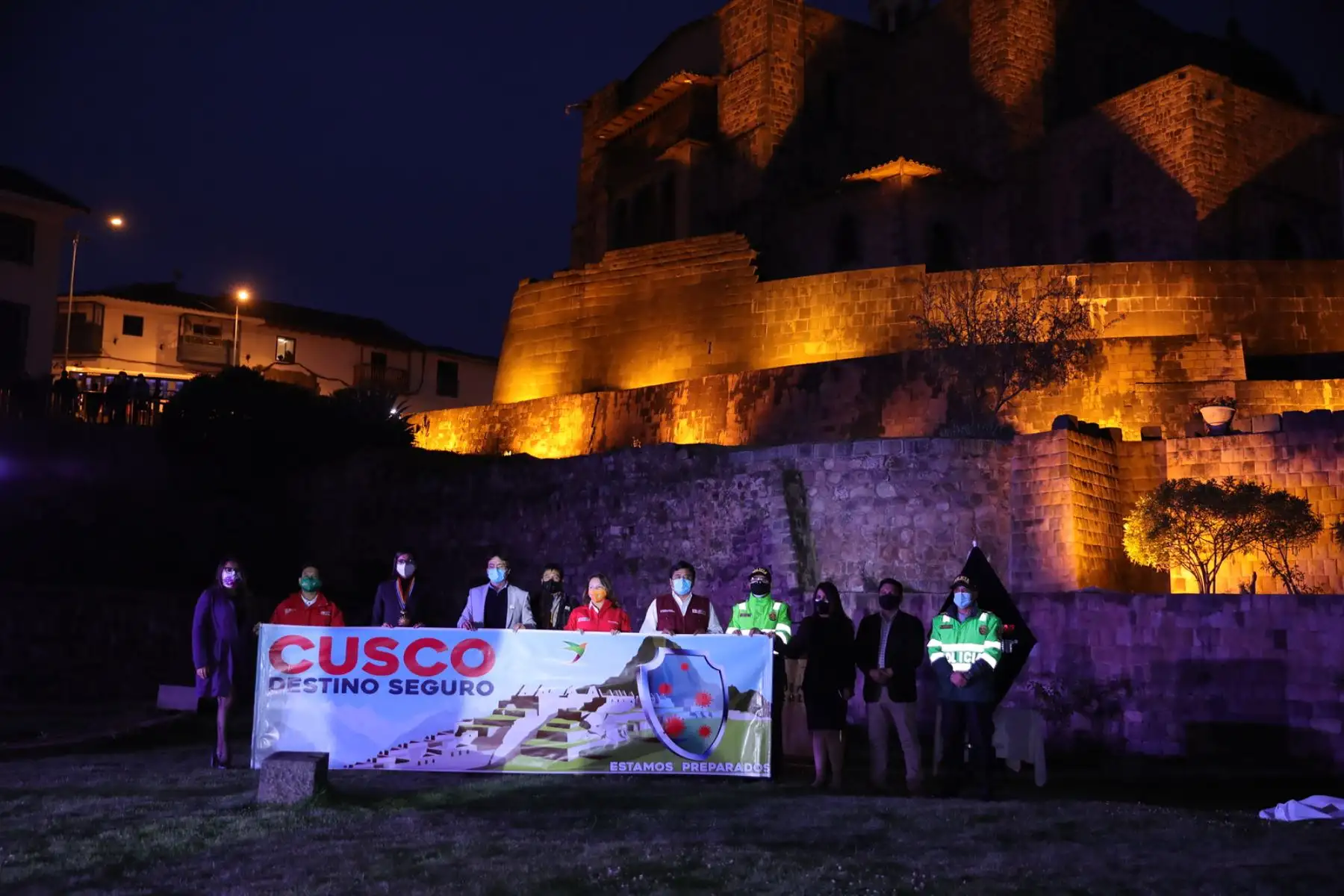En una emotiva ceremonia, realizada esta tarde en la explanada del Qorikancha, la ministra de Comercio Exterior y Turismo, Rocío Barrios, entregó a la ciudad del Cusco el Sello Safe Travels, el primer sello de seguridad e higiene del mundo, en turismo, ante el Covid-19. Foto: Mincetur