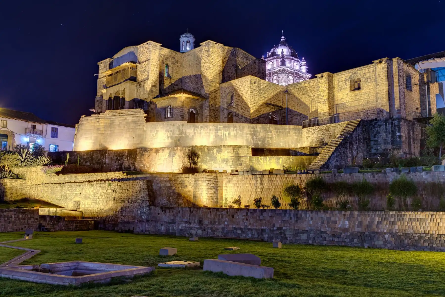 En una emotiva ceremonia, realizada esta tarde en la explanada del Qorikancha, la ministra de Comercio Exterior y Turismo, Rocío Barrios, entregó a la ciudad del Cusco el Sello Safe Travels, el primer sello de seguridad e higiene del mundo, en turismo, ante el Covid-19. Foto: Mincetur