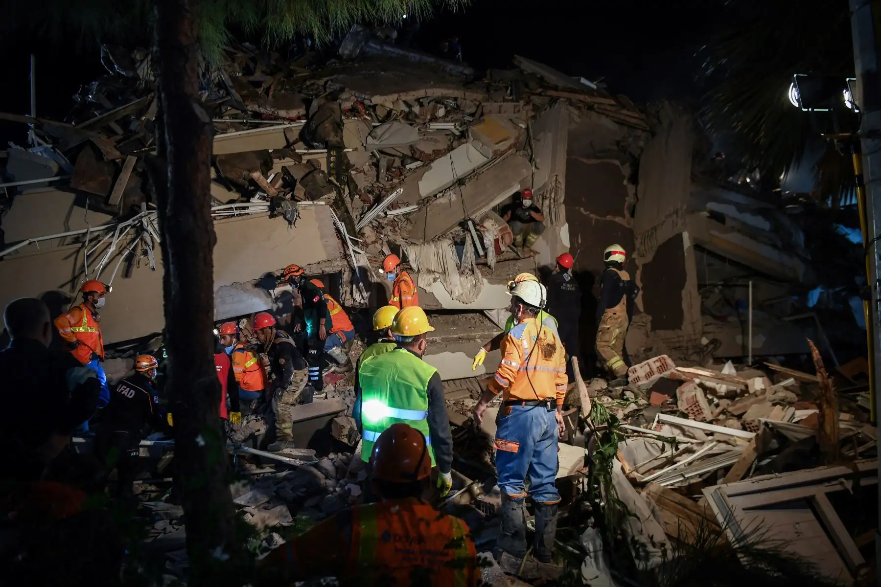 Los equipos de rescate buscan sobrevivientes entre los escombros de un edificio tras un poderoso terremoto sacudiera la costa occidental de Turquía y parte de Grecia, en Izmir. Foto. AFP