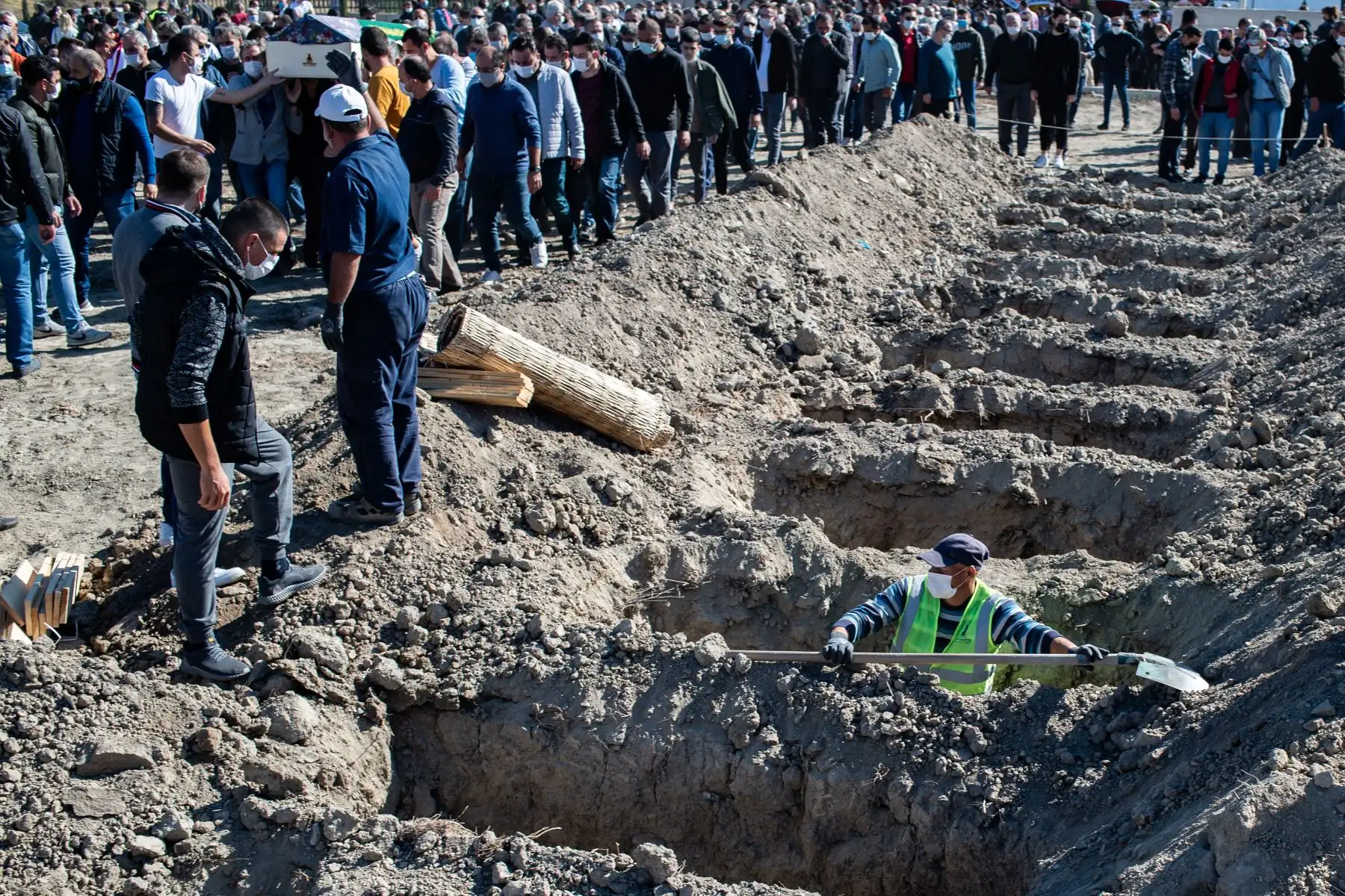 Un hombre cava una tumba mientras sus familiares asisten a los funerales de Nazmiye Dograyan, una de las víctimas encontradas muerta debajo de un edificio en escombros tras el terremoto de magnitud 7.0 en el Mar Egeo, en el distrito de Bayrakli de Izmir. Foto: AFP