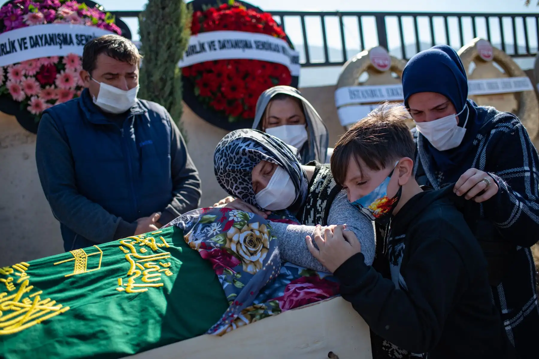 Los familiares lloran en el ataúd mientras asisten a los funerales de Nazmiye Dograyan, una de las víctimas encontradas muerta debajo de un edificio en escombros tras el terremoto de magnitud 7.0 en el Mar Egeo, en el distrito de Bayrakli de Izmir. Foto: AFP