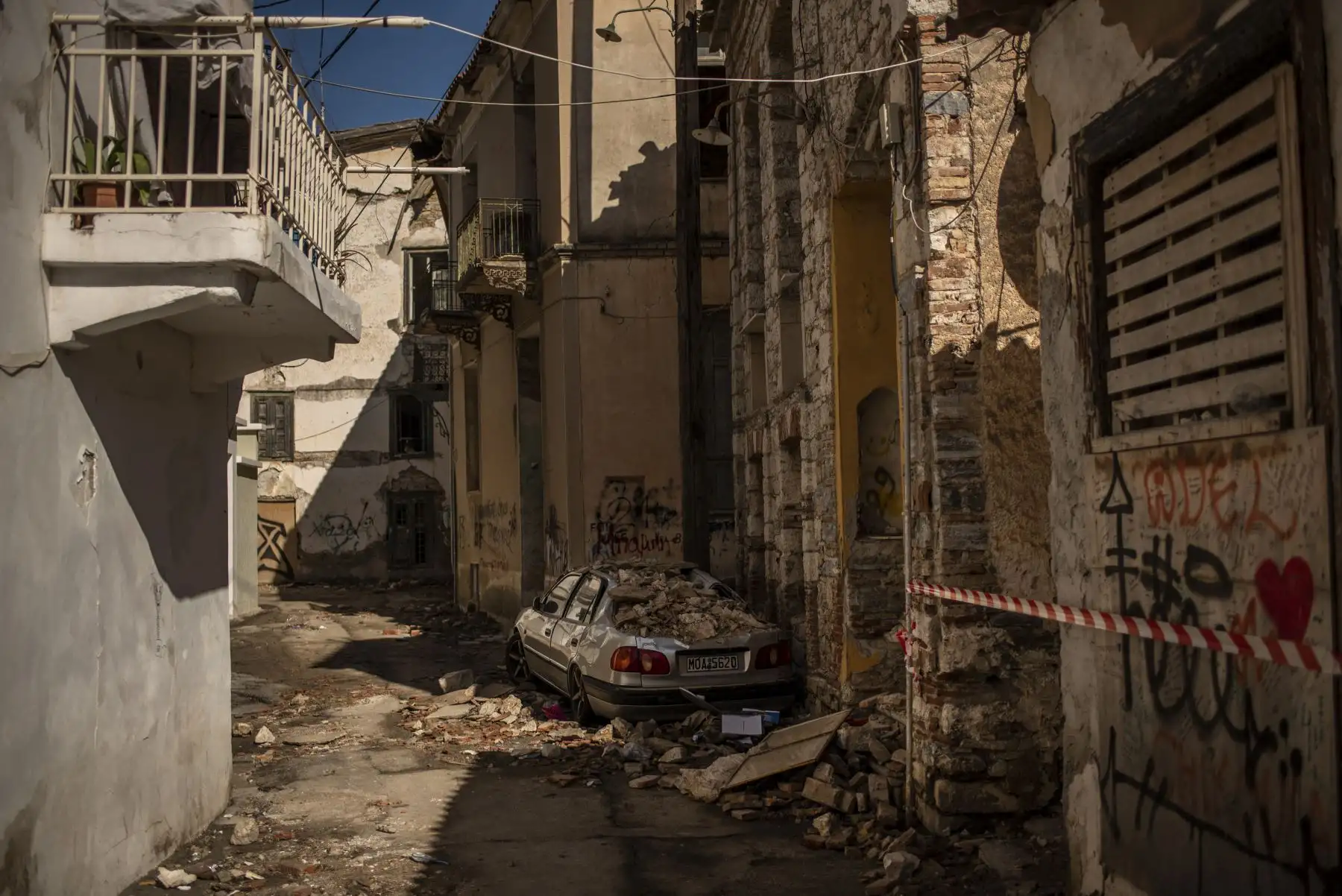 Esta fotografía tomada el 31 de octubre de 2020 muestra edificios dañados y un automóvil destruido en una calle del pueblo de Vathy, un día después de que un poderoso terremoto 7.0 azotara parte de Grecia y la costa occidental de Turquía. Foto: AFP
