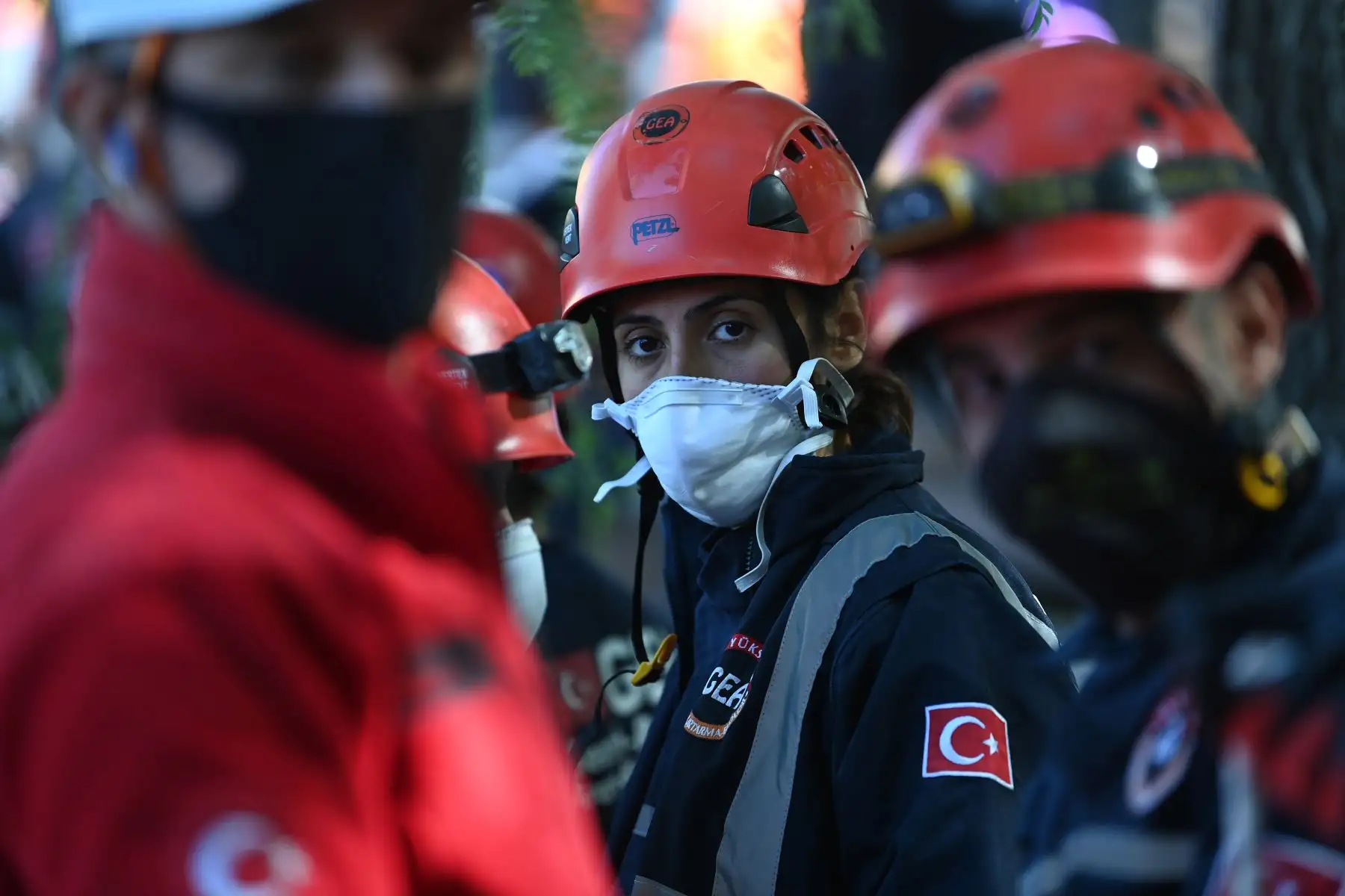 Equipos de búsqueda y rescate buscan sobrevivientes entre los escombros de un edificio derrumbado el 31 de octubre de 2020, en Izmir. Foto: AFP