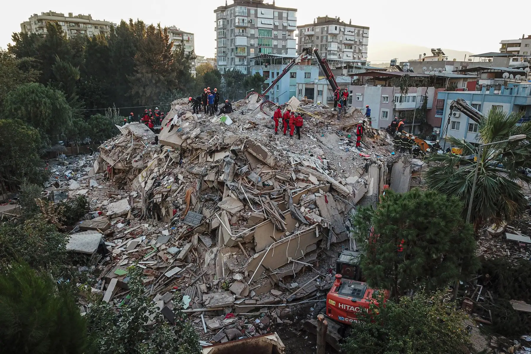 Una vista aérea tomada el 31 de octubre de 2020 en Izmir muestra a los trabajadores de rescate tratando de encontrar sobrevivientes en un edificio en escombros tras el terremoto 7.0 que azotó la costa occidental de Turquía y parte de Grecia. Foto: AFP