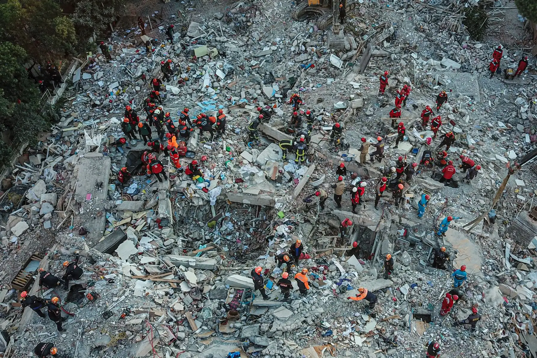 Una vista aérea tomada el 31 de octubre de 2020 en Izmir muestra a los trabajadores de rescate tratando de encontrar sobrevivientes en un edificio en escombros tras el terremoto 7.0 que azotó la costa occidental de Turquía y parte de Grecia. Foto: AFP