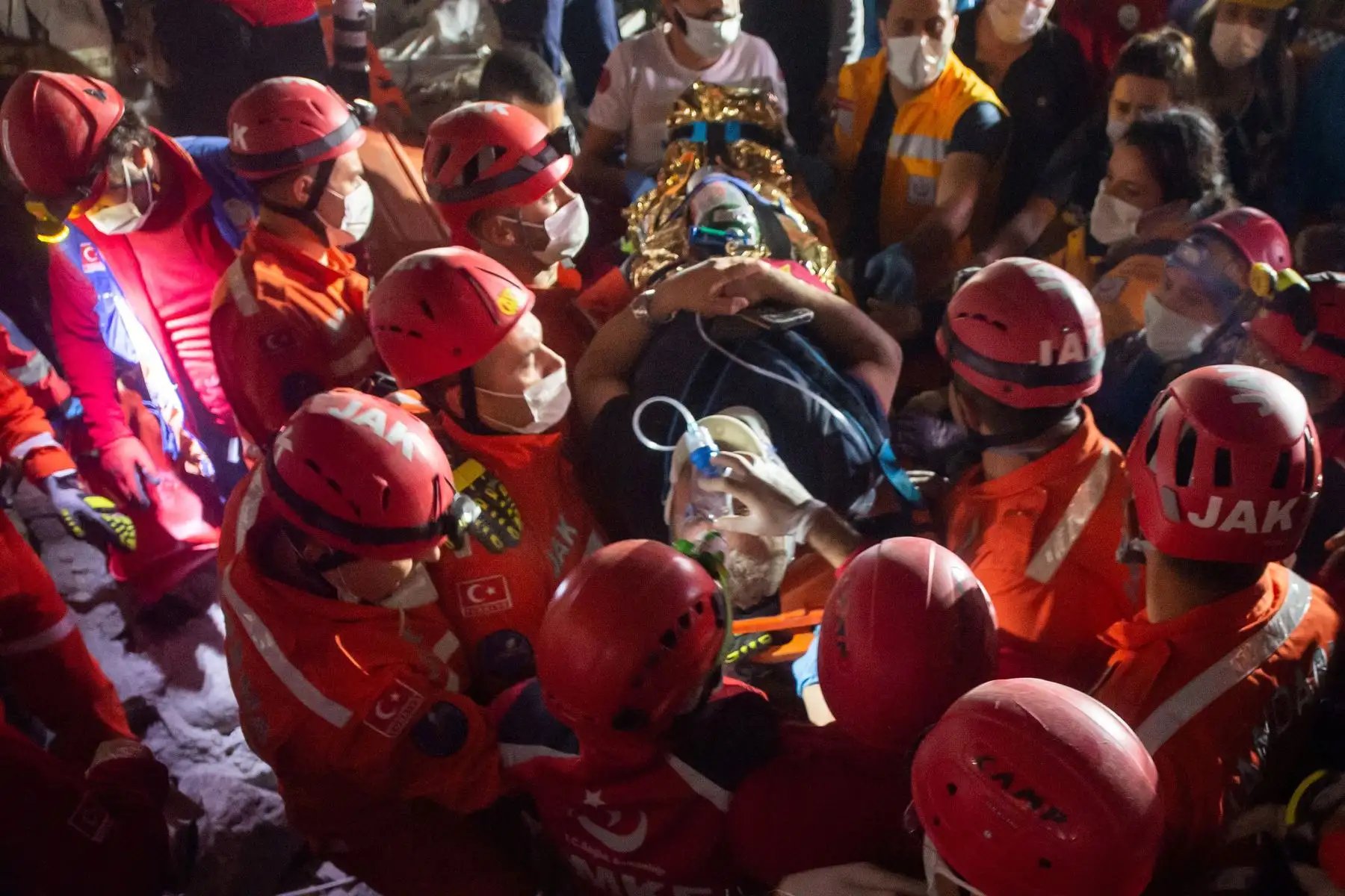 Los equipos de rescate llevan a un hombre herido en camilla después de encontrarla entre los escombros de un edificio tras el terremoto que azotó Turquía y parte de Grecia. Foto: AFP