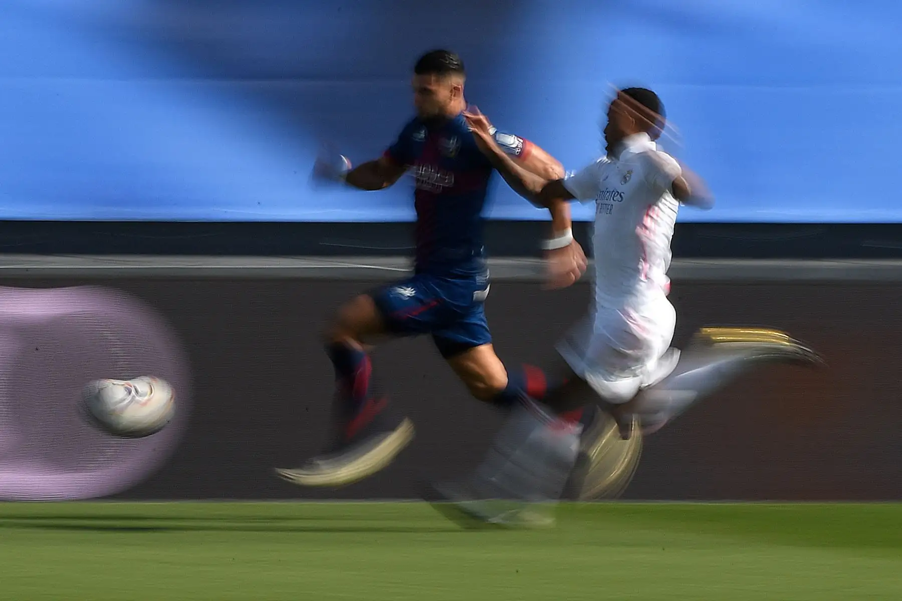 El delantero español del Huesca, Rafa Mir, desafía al defensor brasileño del Real Madrid, Eder Militao, durante el partido de fútbol de la Liga española entre el Real Madrid y la SD Huesca, en el estadio Alfredo Di Stefano. Foto: AFP