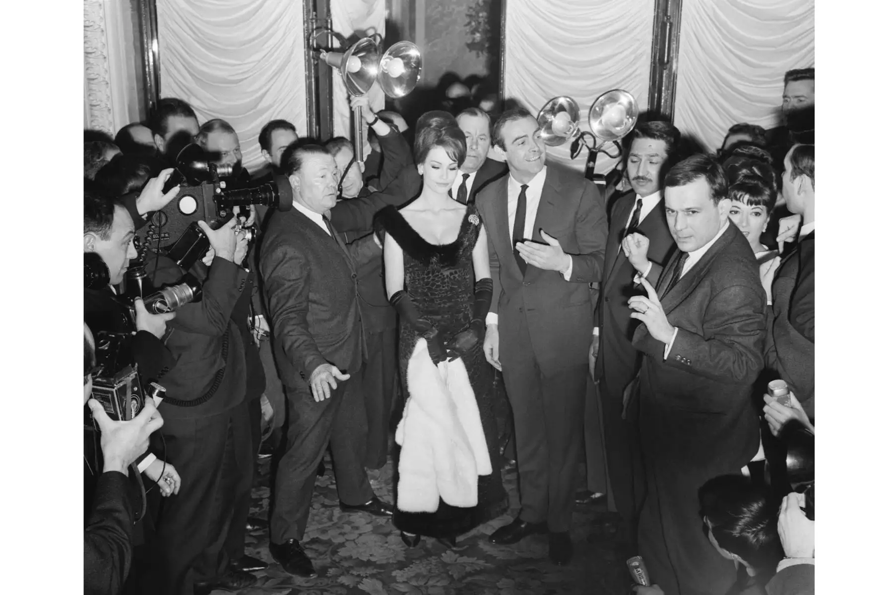 En esta foto de archivo tomada el 19 de febrero de 1965, el actor británico Sean Connery y Claudine Auger responden preguntas de los periodistas, en París. El legendario actor británico Sean Connery, mejor conocido por interpretar al espía ficticio James Bond en siete películas, murió a los 90 años. Foto: AFP