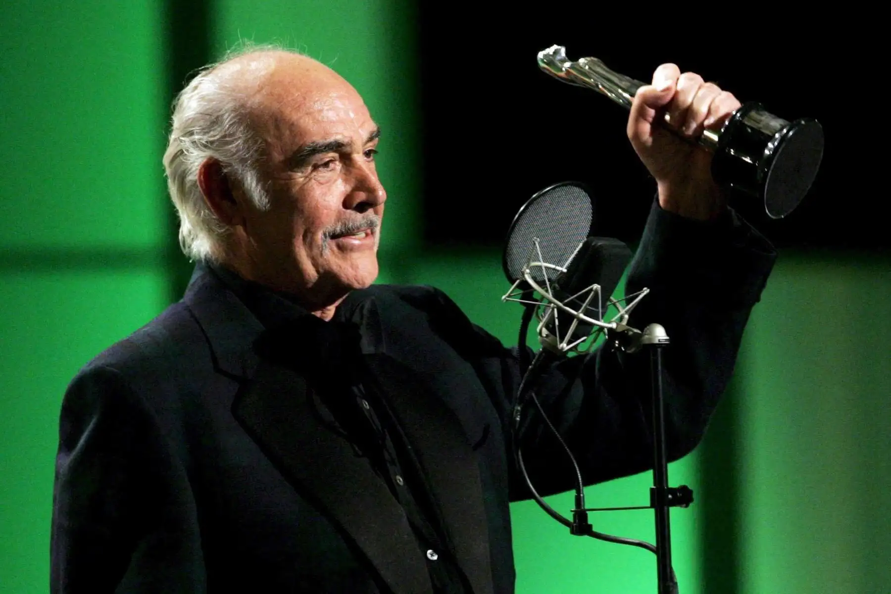 Una imagen de archivo fechada el 3 de diciembre de 2005 muestra al actor escocés Sir Sean Connery sosteniendo el Premio a la Trayectoria de su Academia de Cine Europeo, en Berlín, Alemania. Foto: AFP